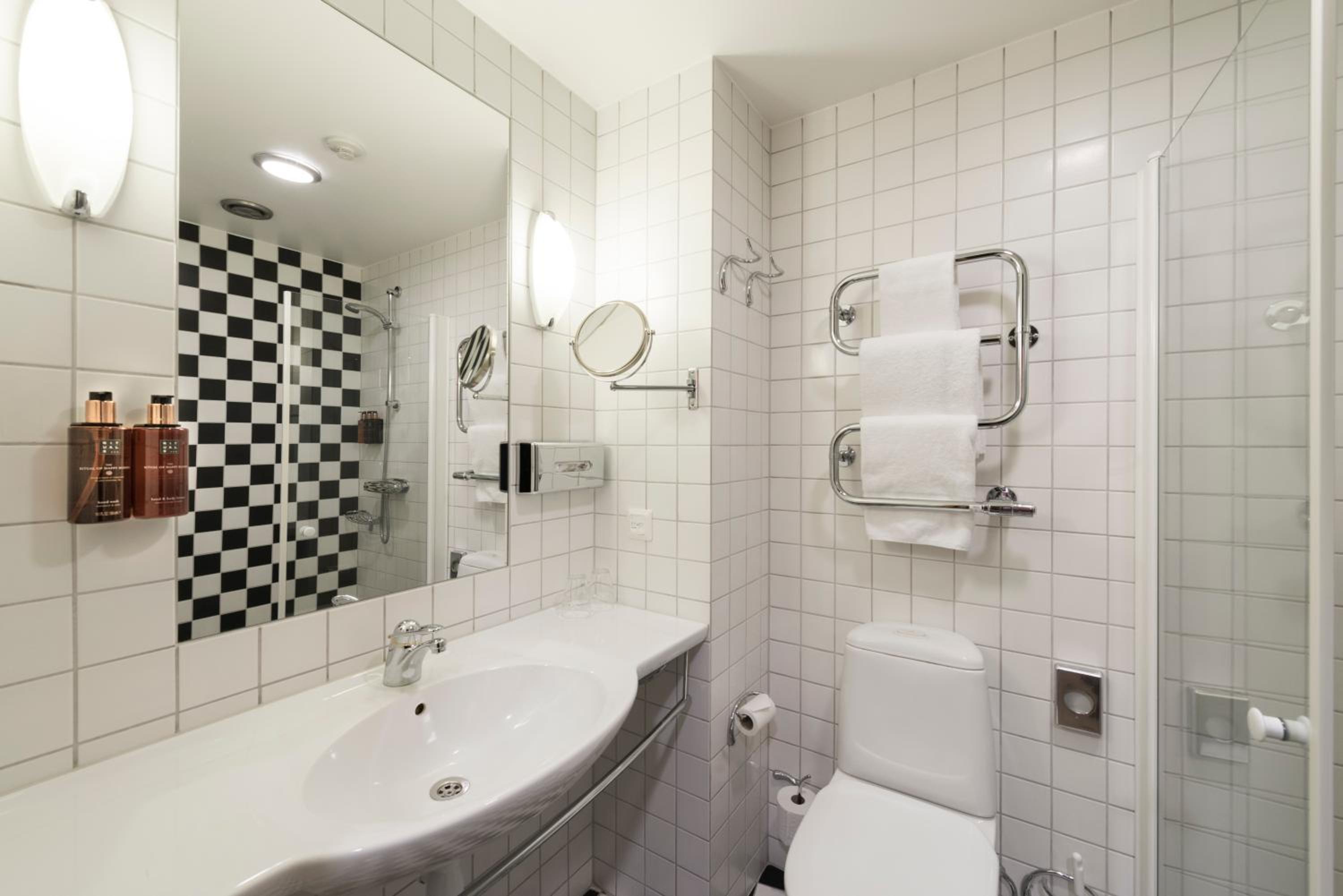Standard Double or Twin Room - Photo 4