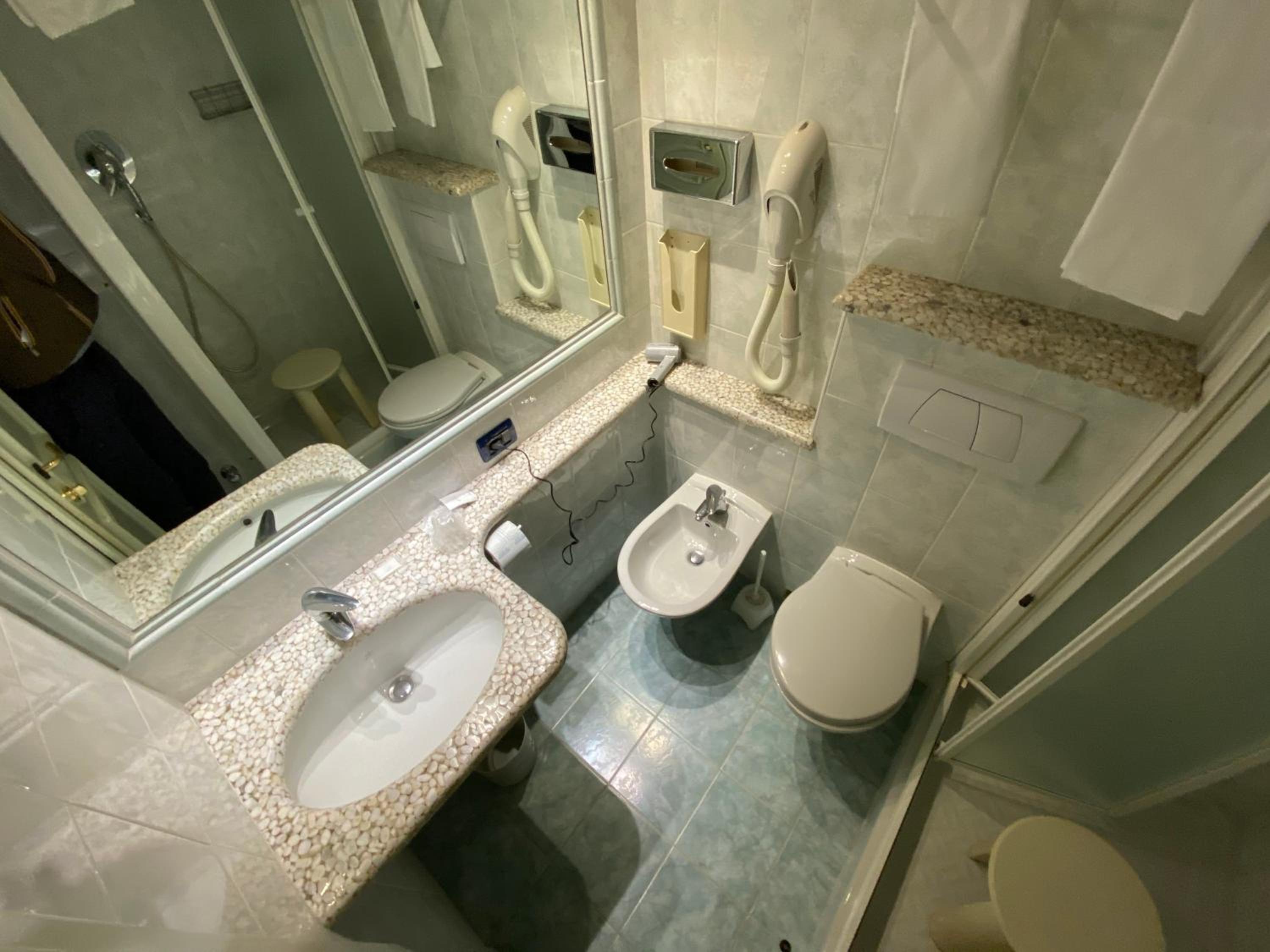 Double or Twin Room with Balcony - Photo 3