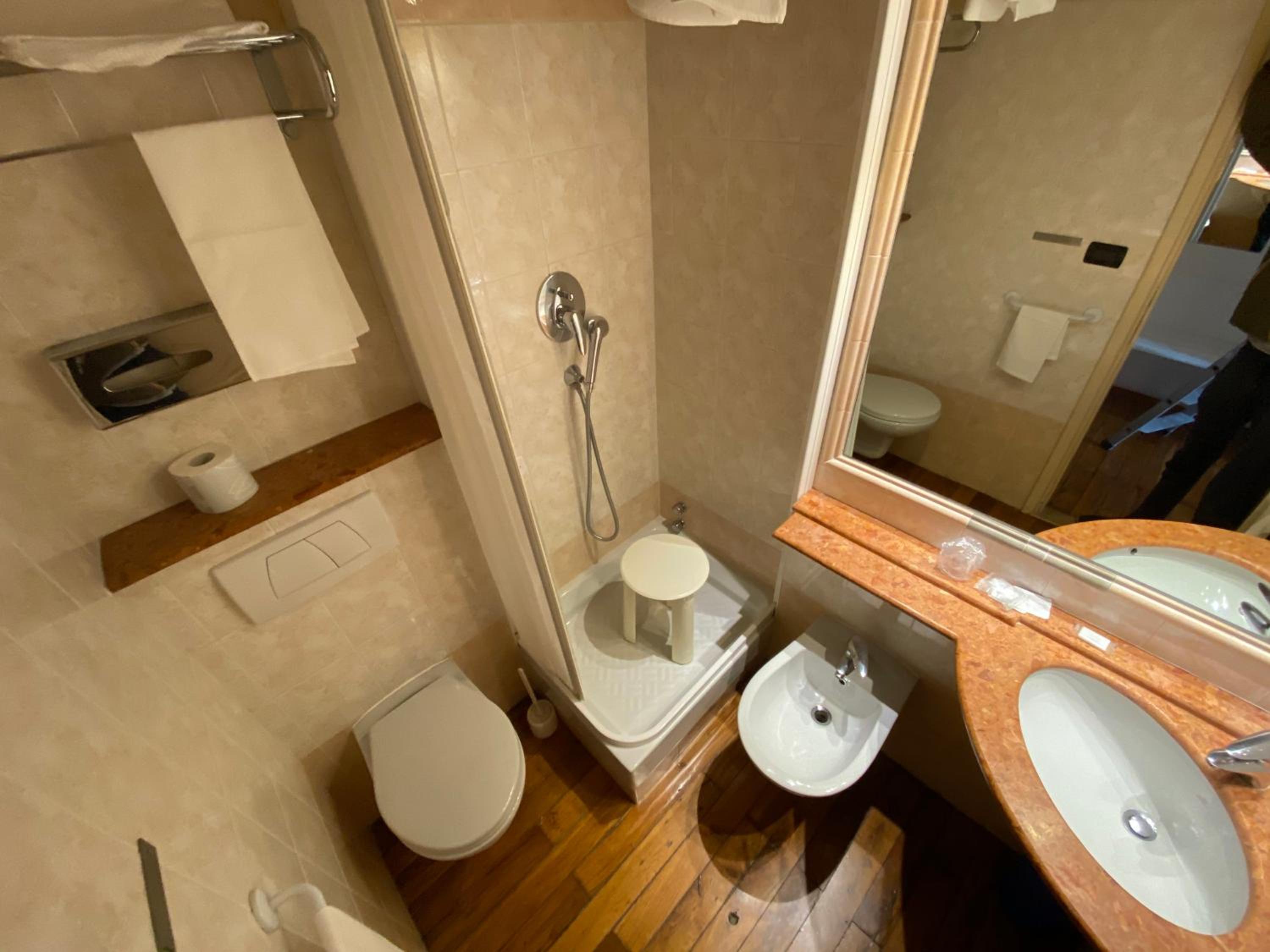 Double or Twin Room with Balcony - Photo 10