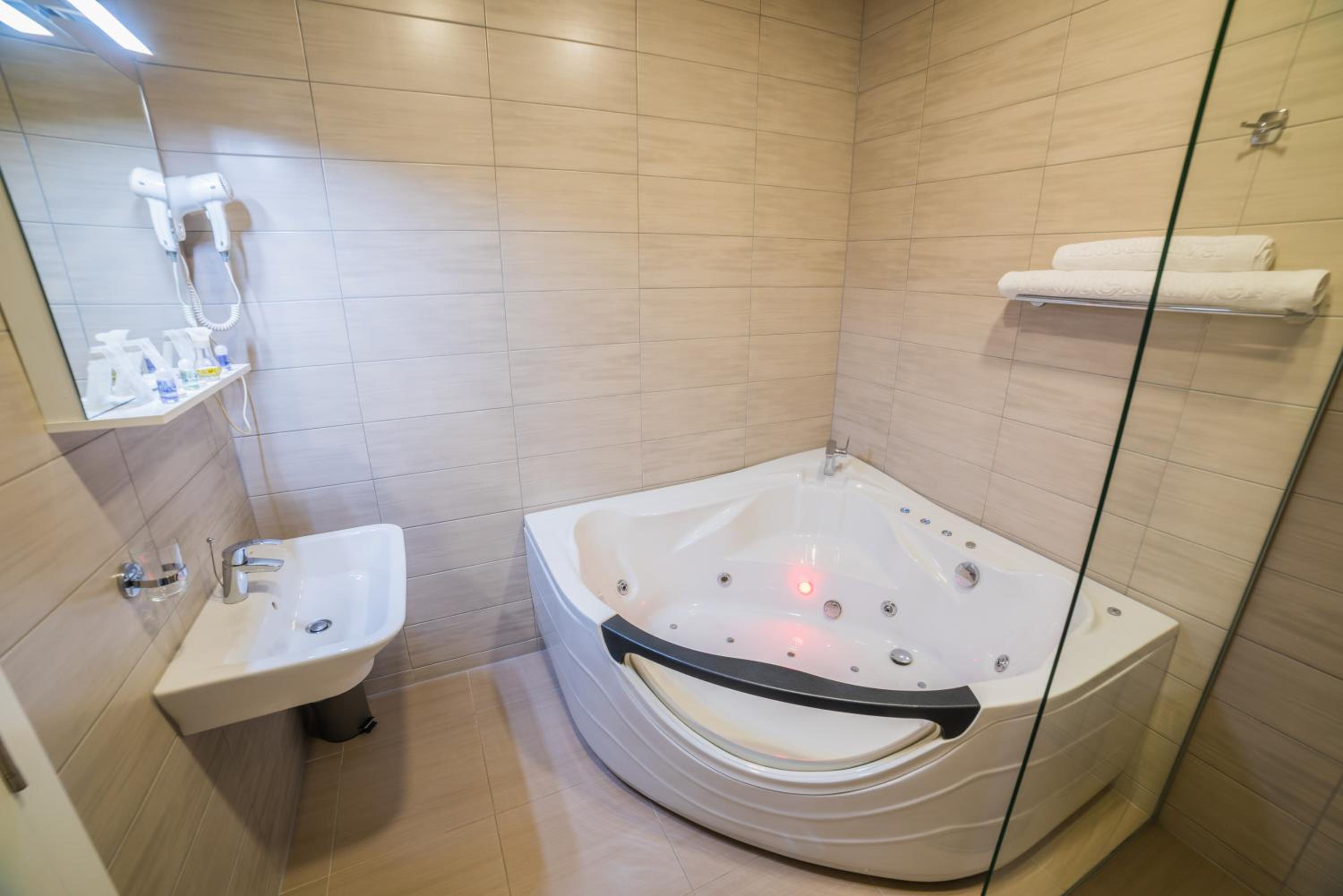 King Suite with Spa Bath - Photo 7