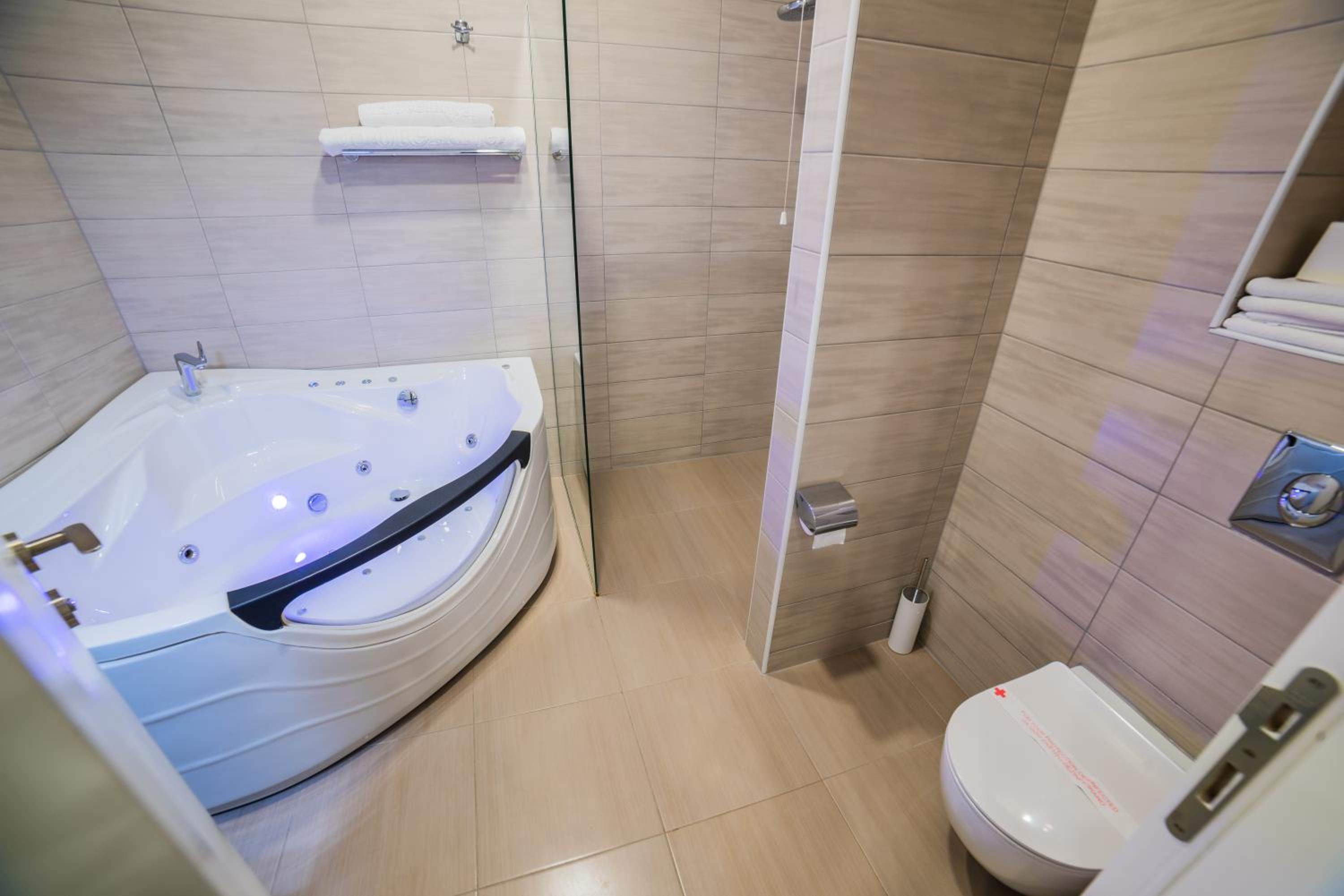 King Suite with Spa Bath - Photo 6
