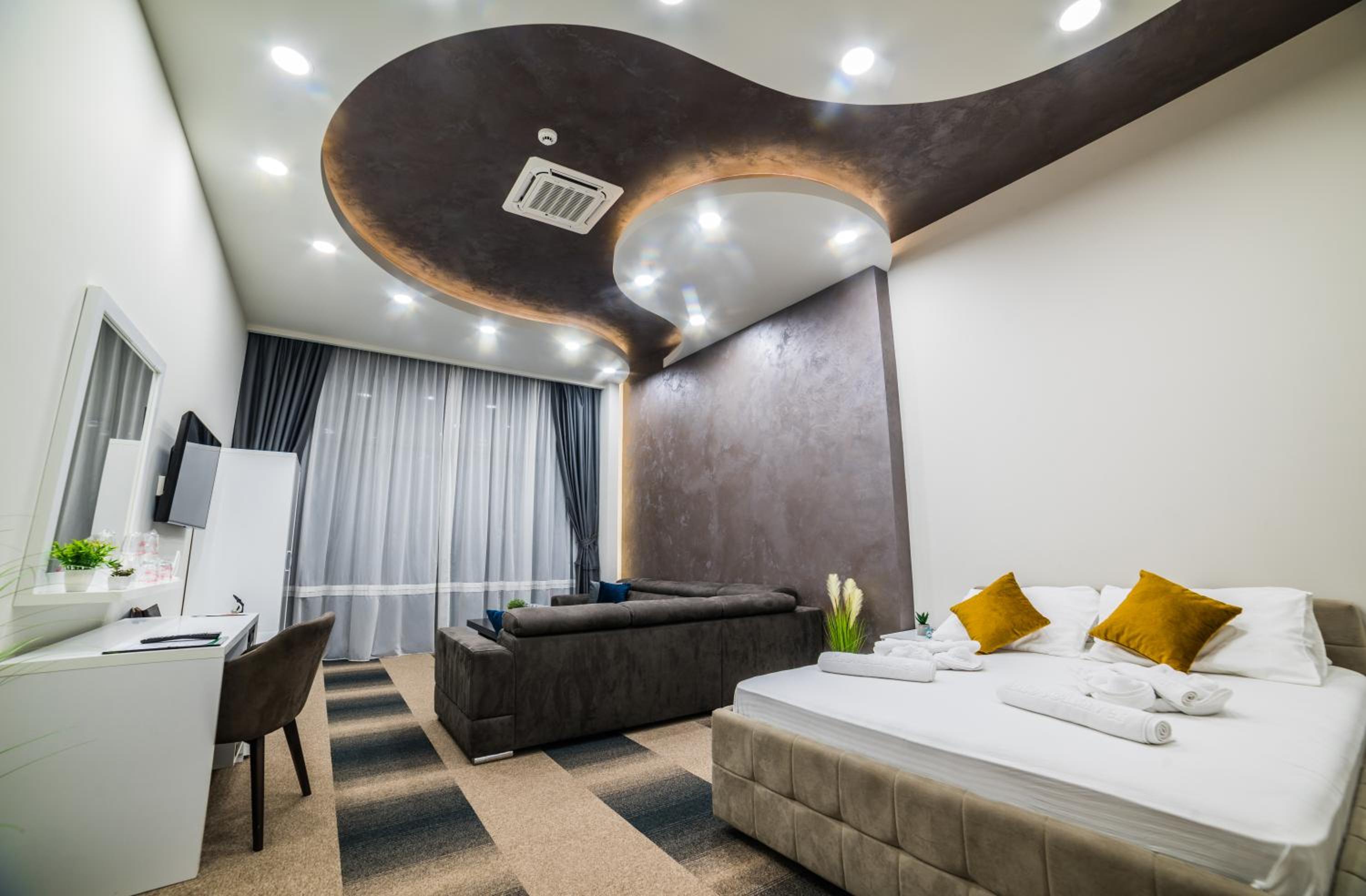 King Suite with Spa Bath - Photo 4