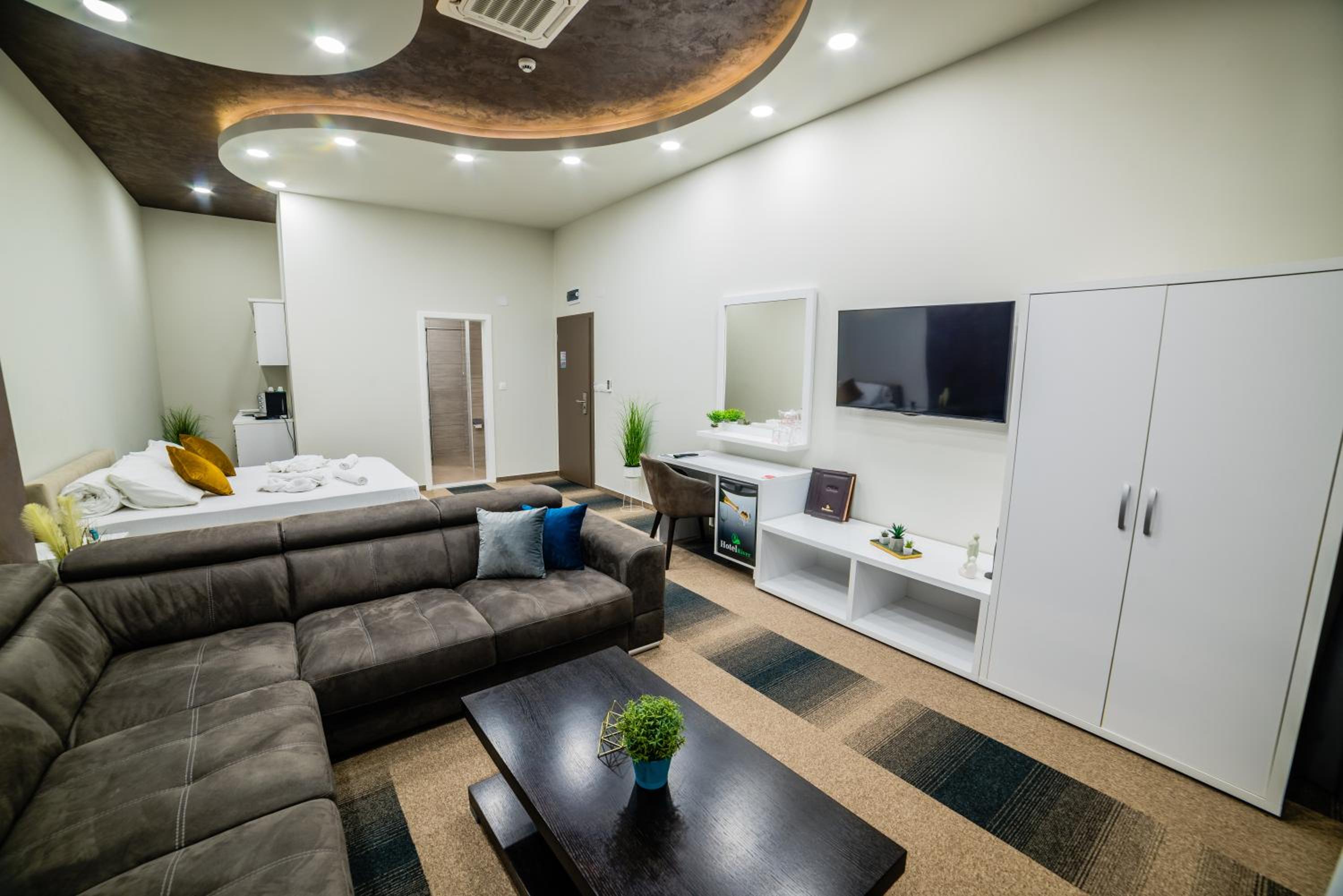 King Suite with Spa Bath - Photo 2