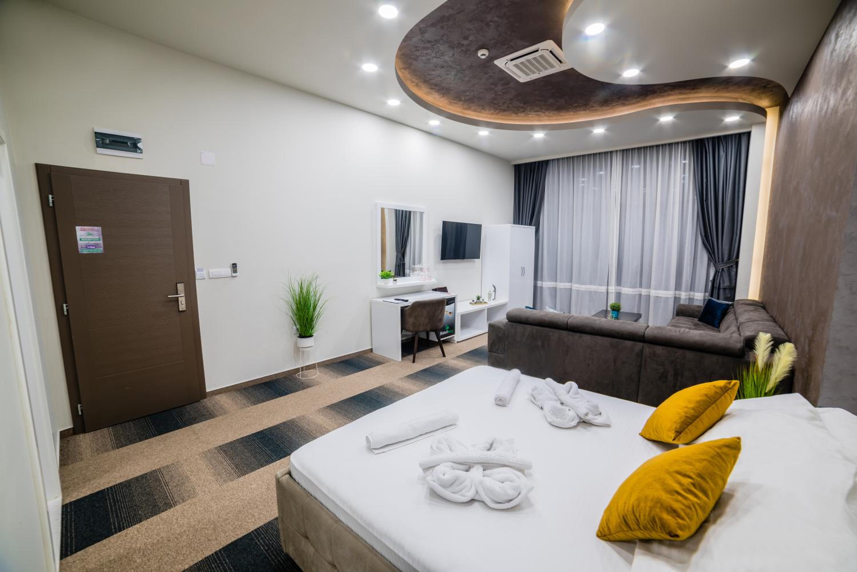 King Suite with Spa Bath - Photo 5