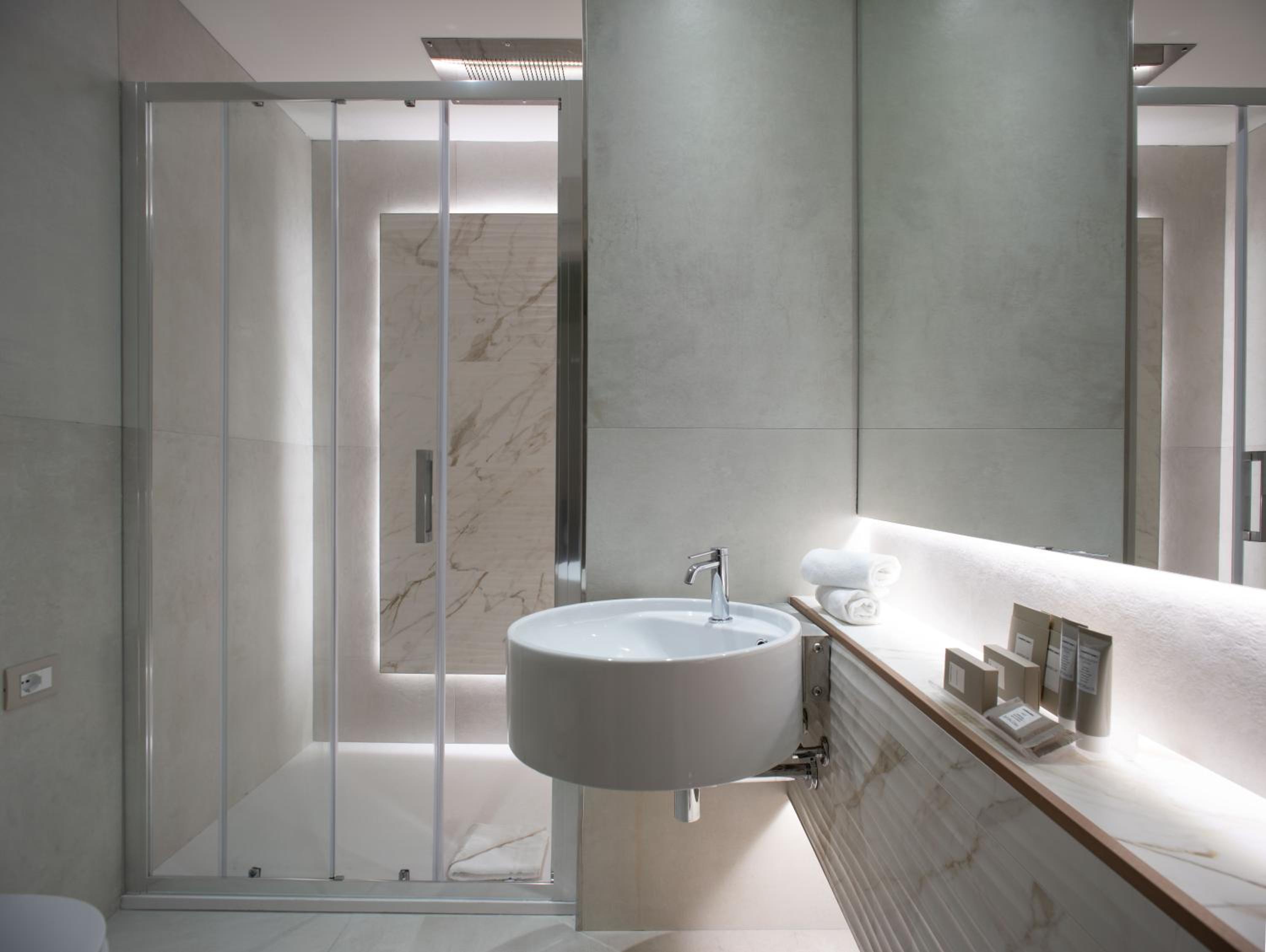 Suite with Spa Access - Photo 22