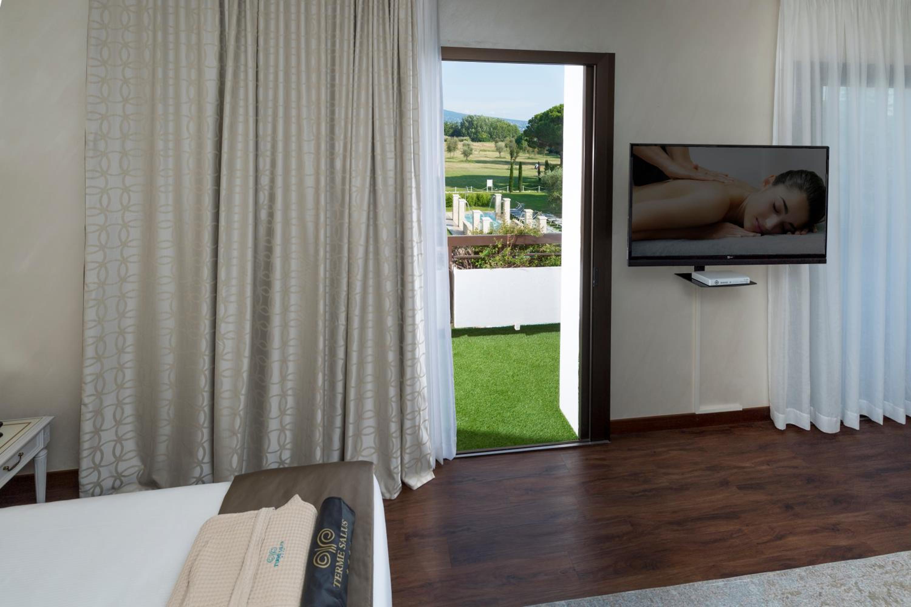 Suite with Spa Access - Photo 21