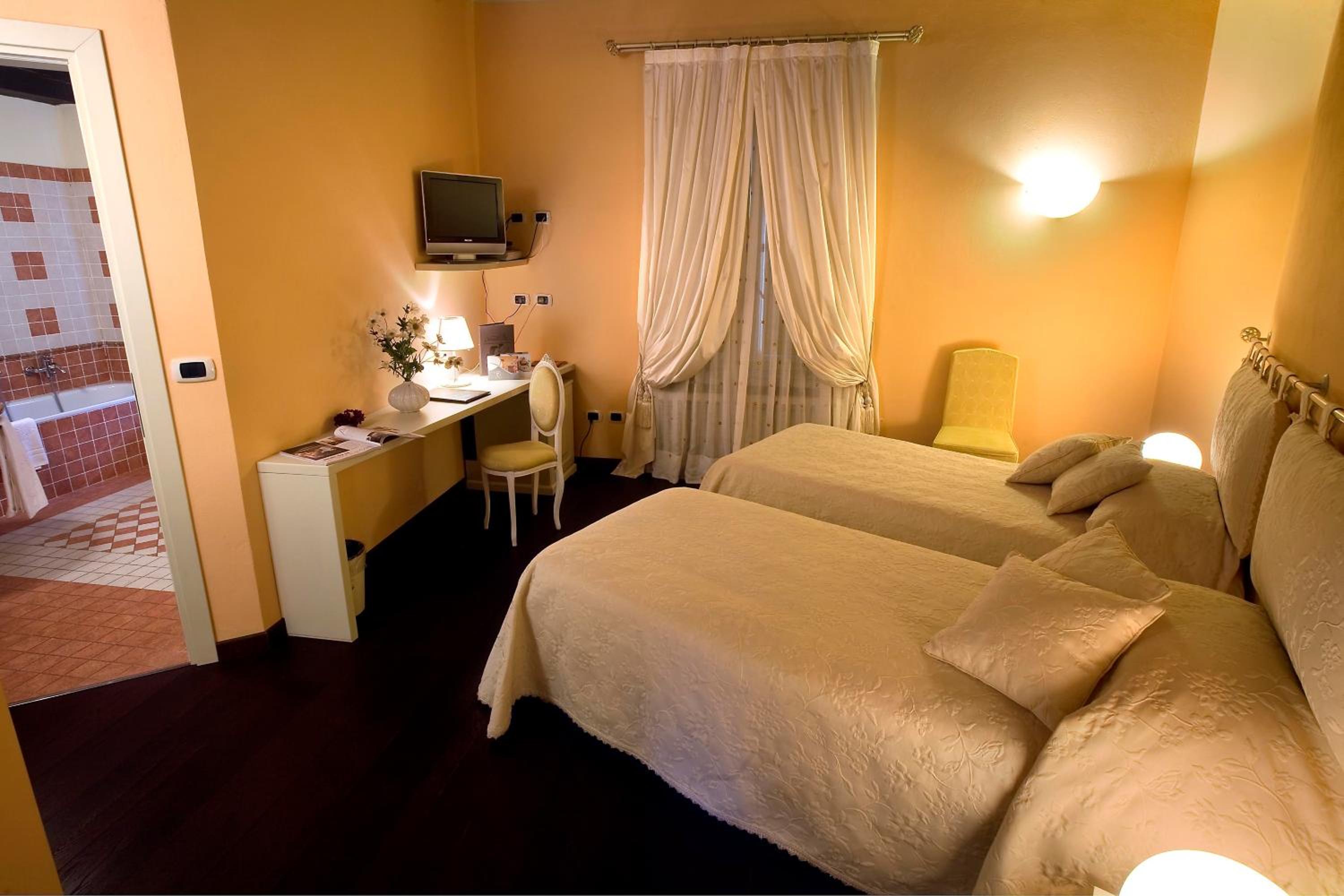 Twin Room - Photo 1