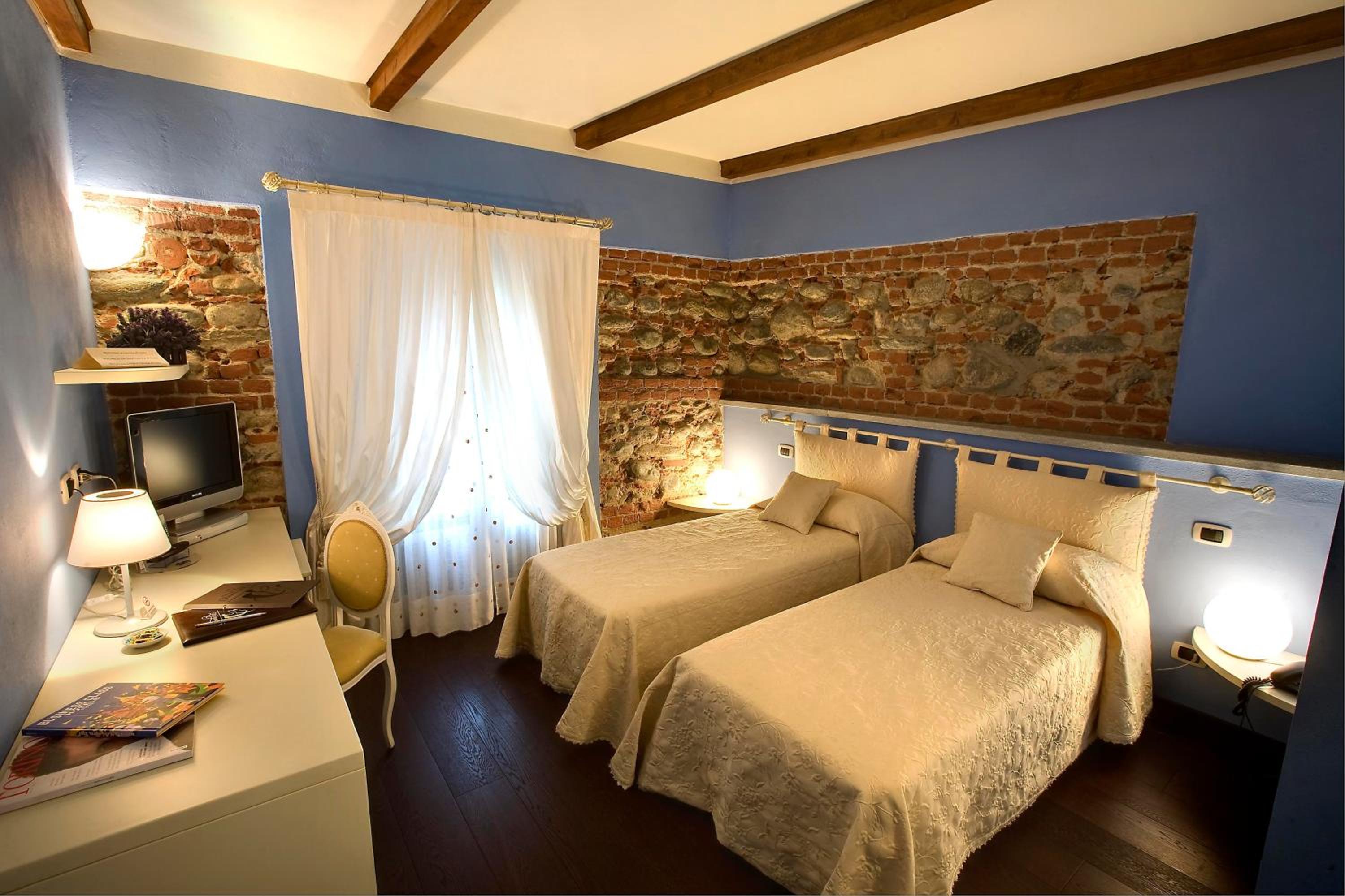 Twin Room - Photo 2