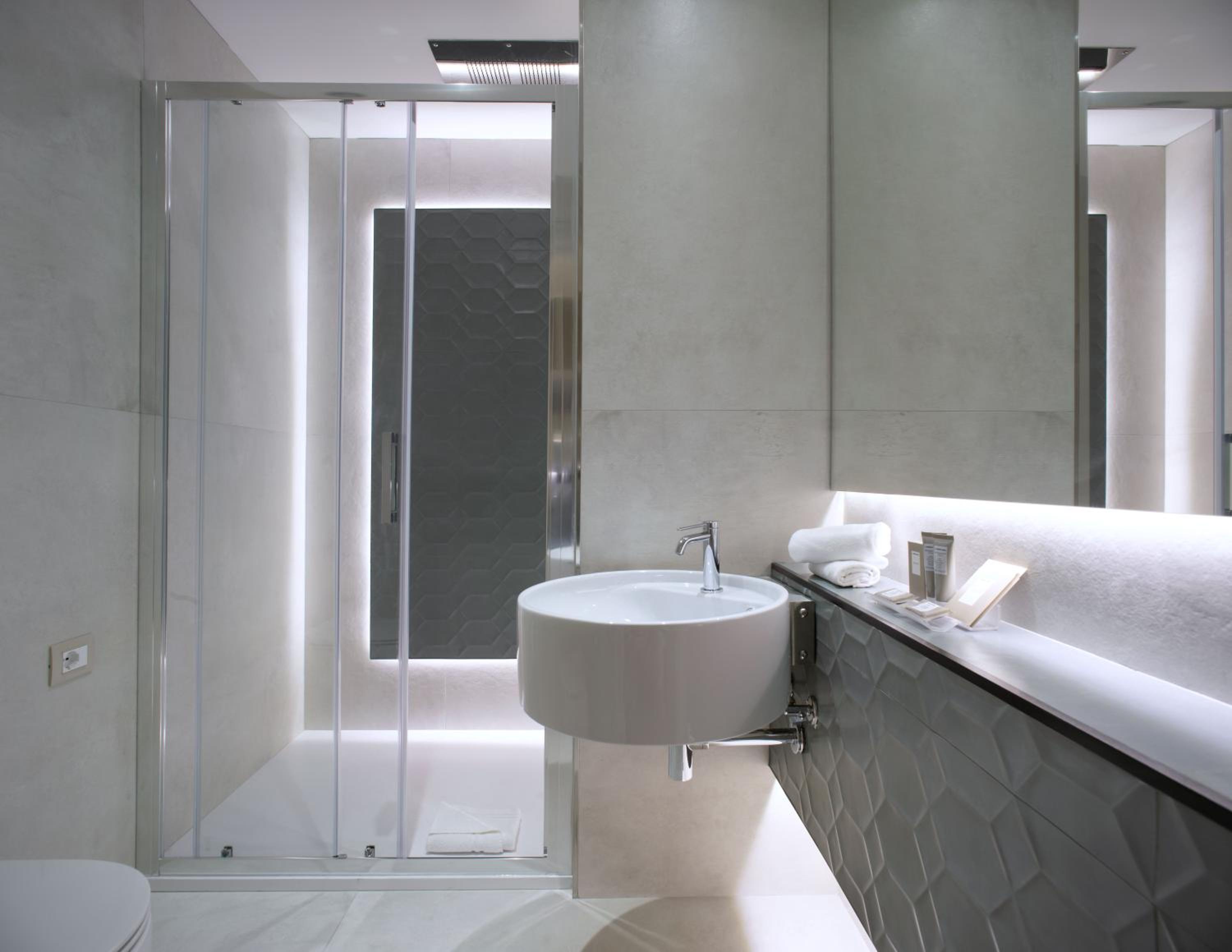 Suite with Spa Access - Photo 16