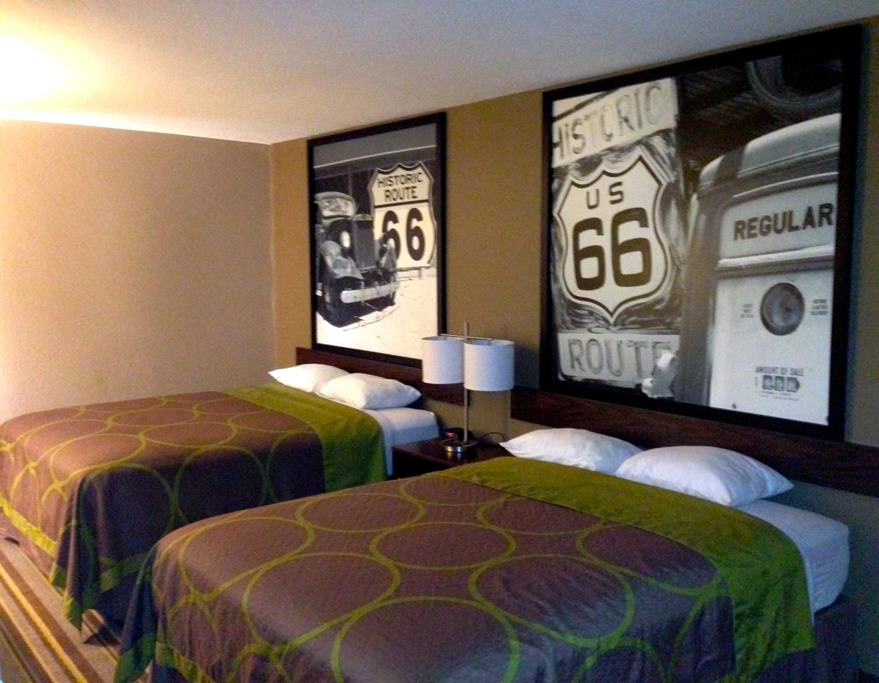 Queen Room with Two Queen Beds - Non-Smoking - Photo 2