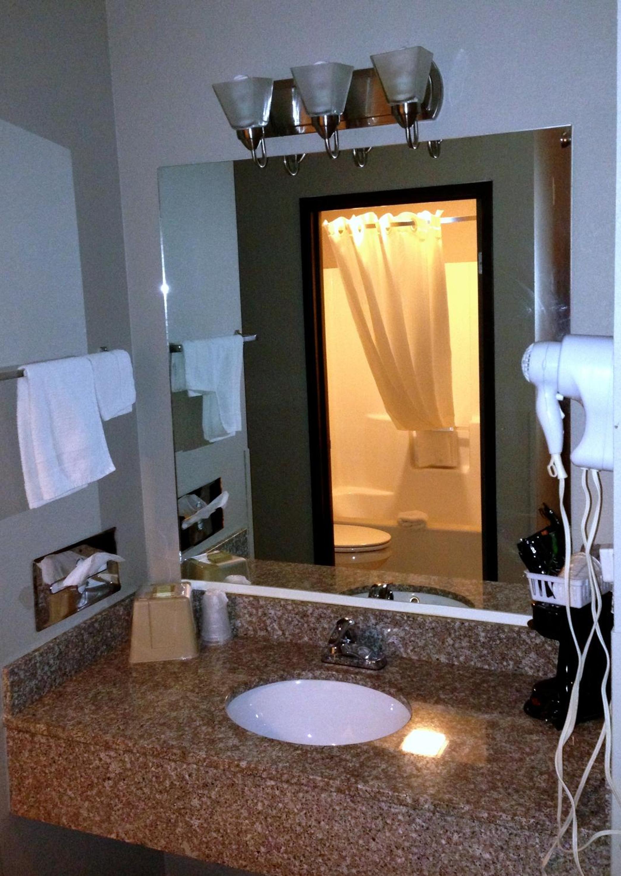 Queen Room - Non-Smoking - Photo 4