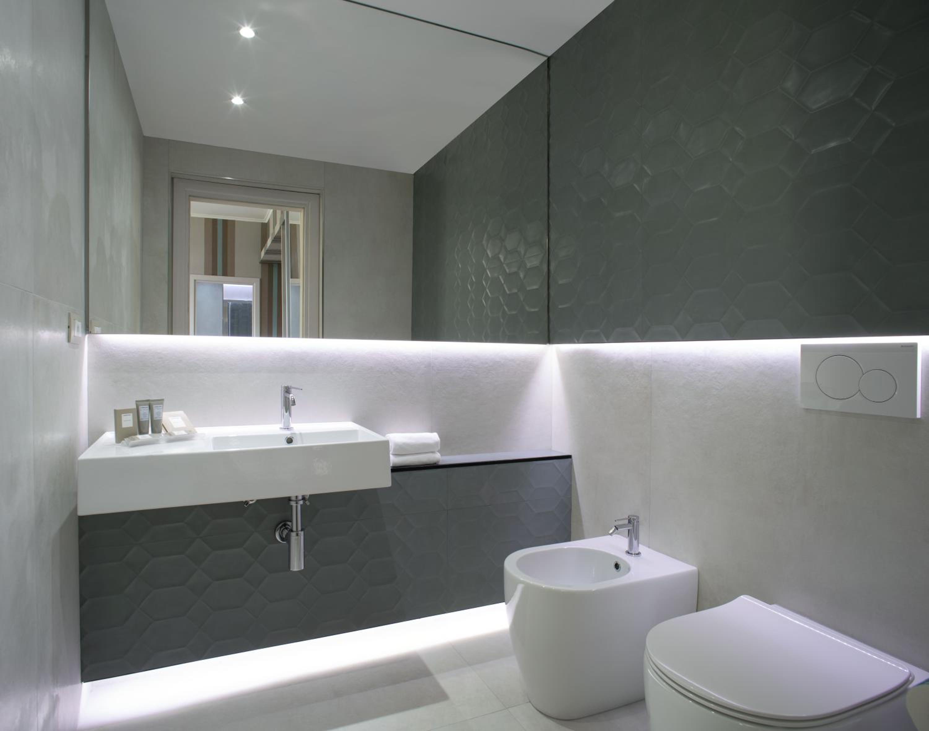 Suite with Spa Access - Photo 15