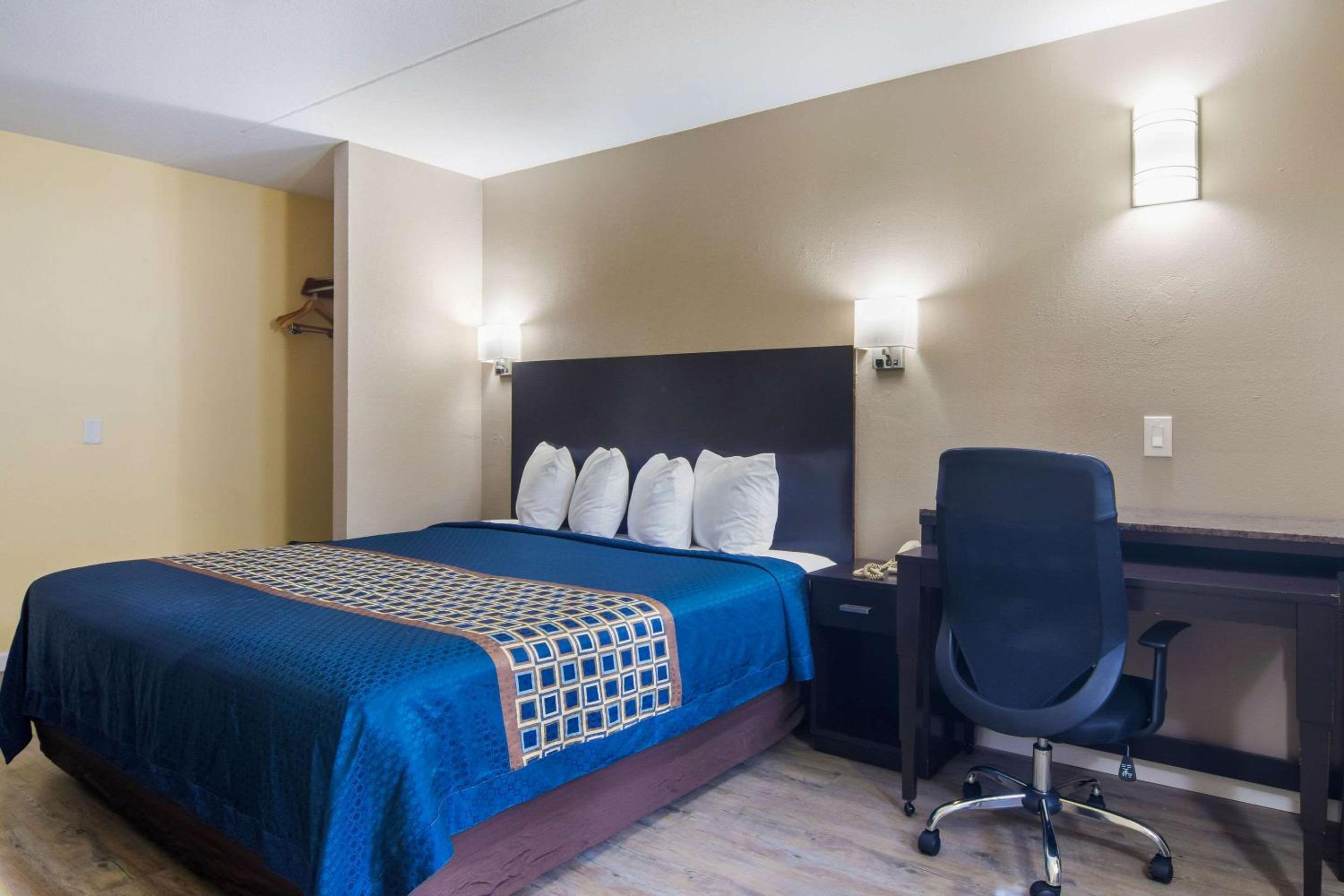 King Room - Accessible/Smoking - Photo 1