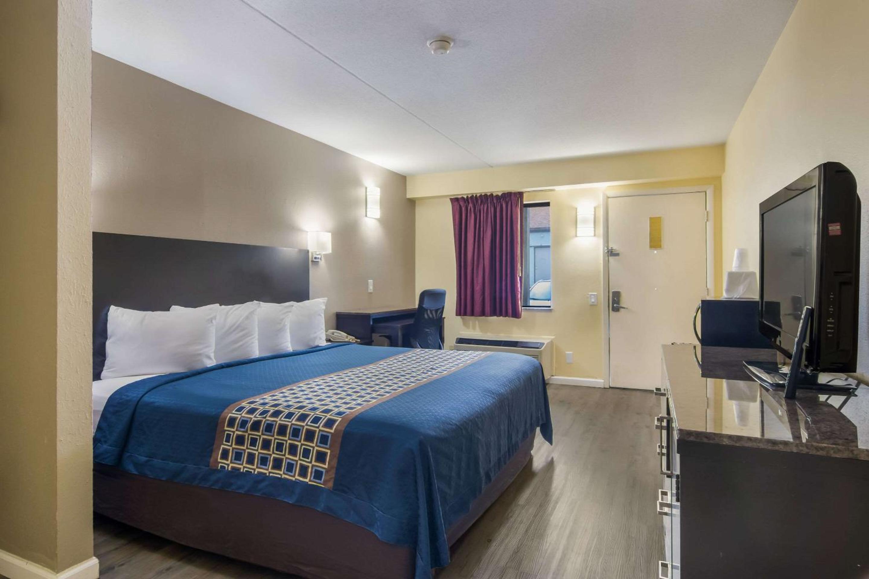 Standard King Room - Non-Smoking  - Photo 1
