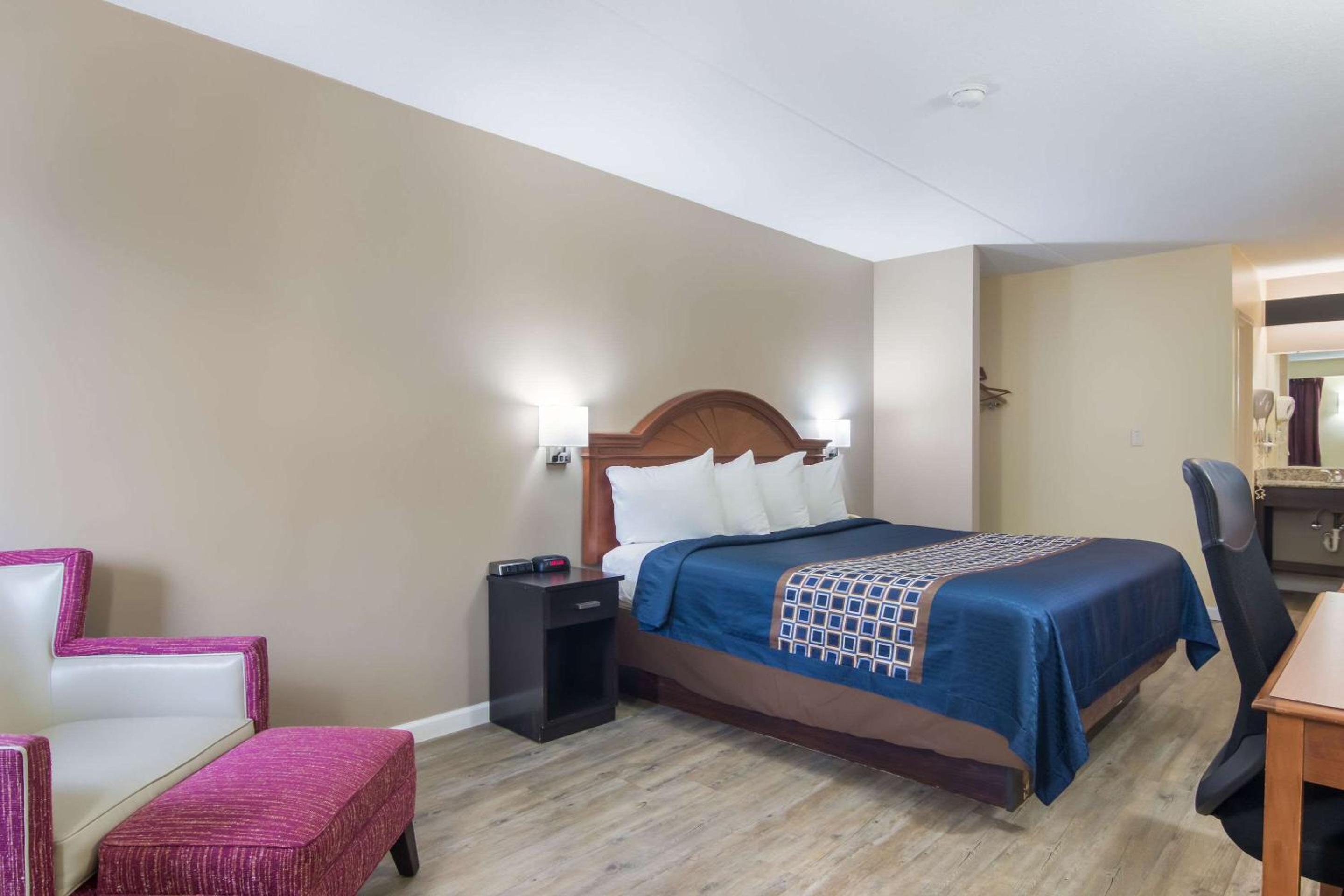 Standard King Room - Non-Smoking  - Photo 3