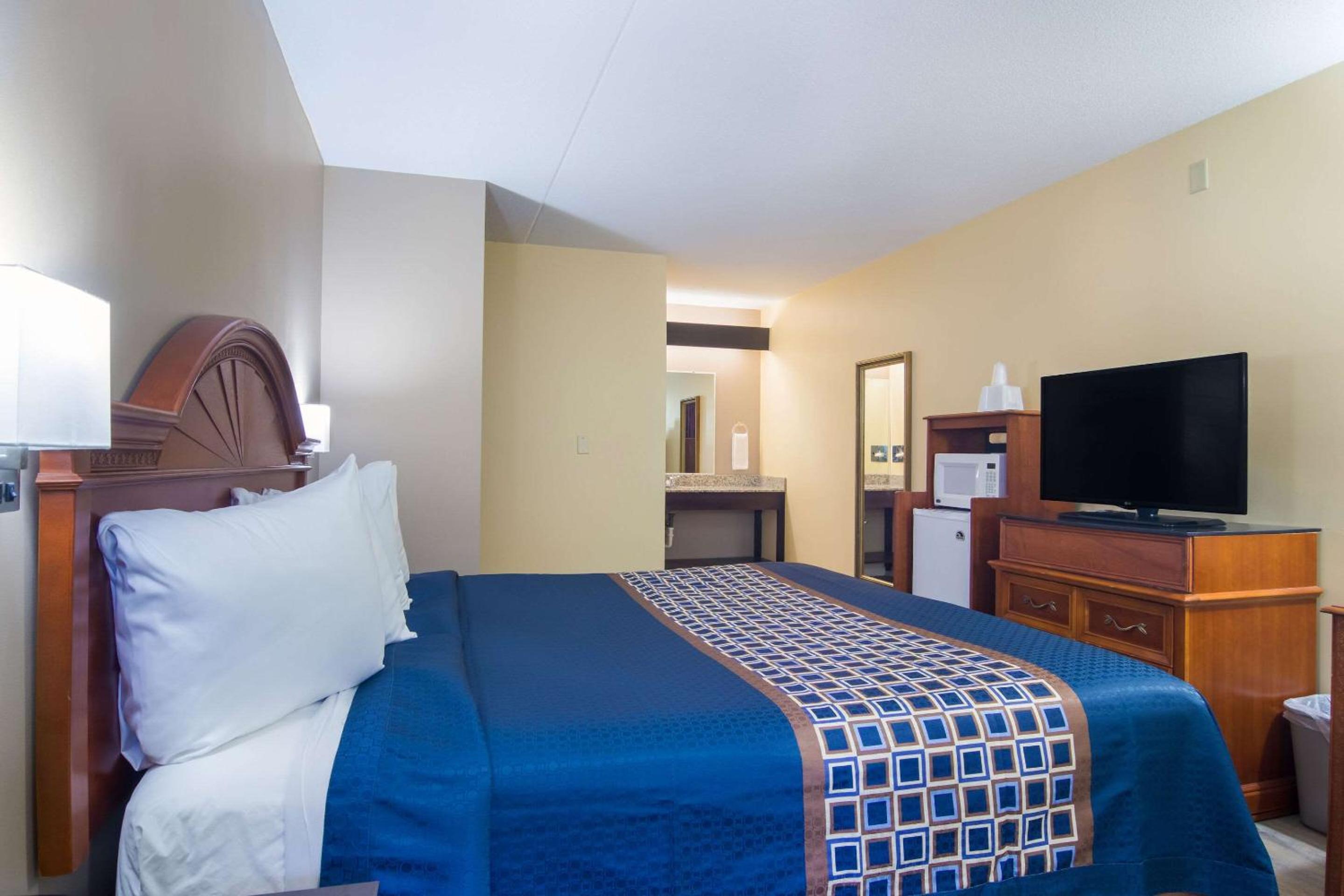Standard King Room - Non-Smoking  - Photo 4
