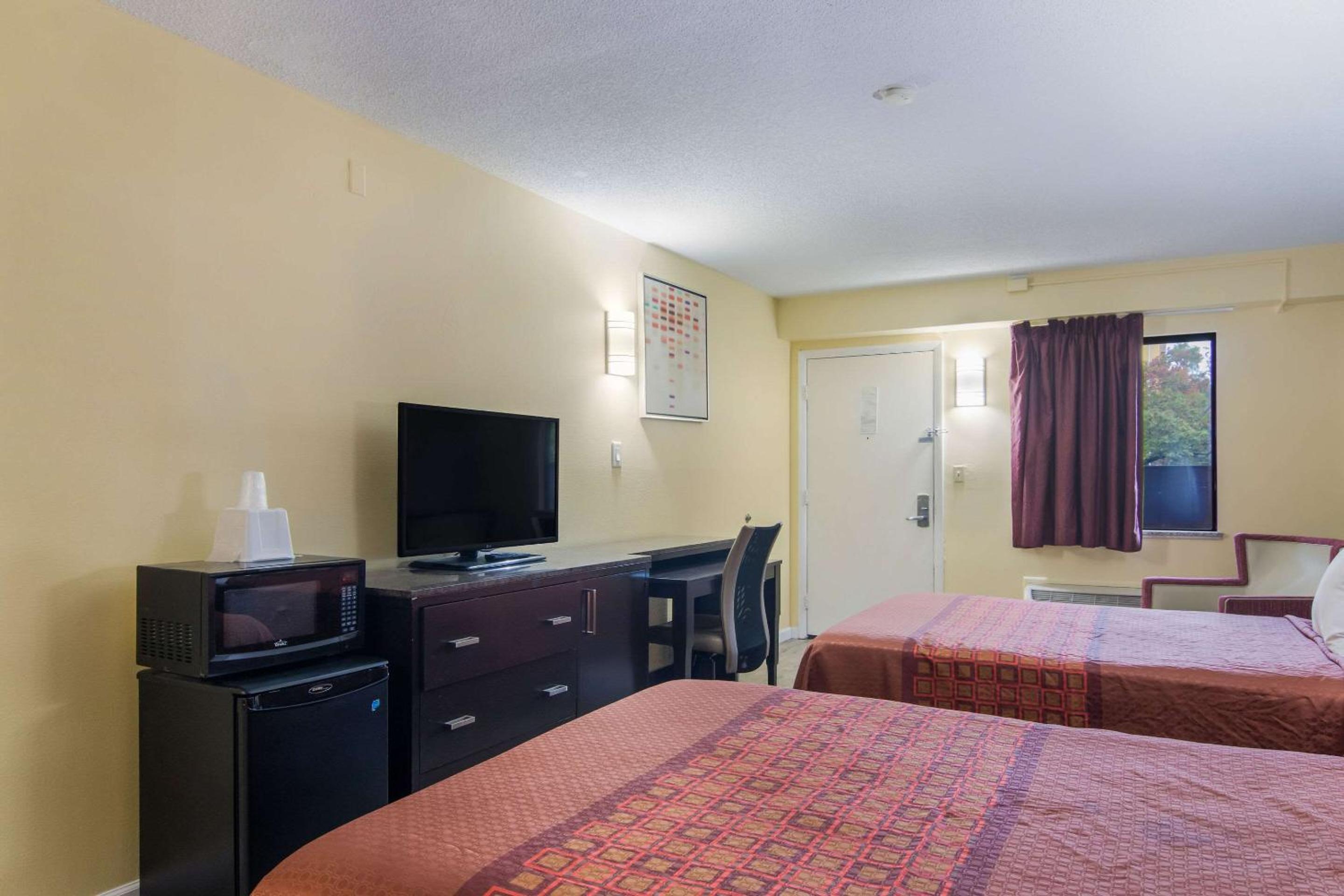 Double Room with Two Double Beds - Non-Smoking - Photo 3