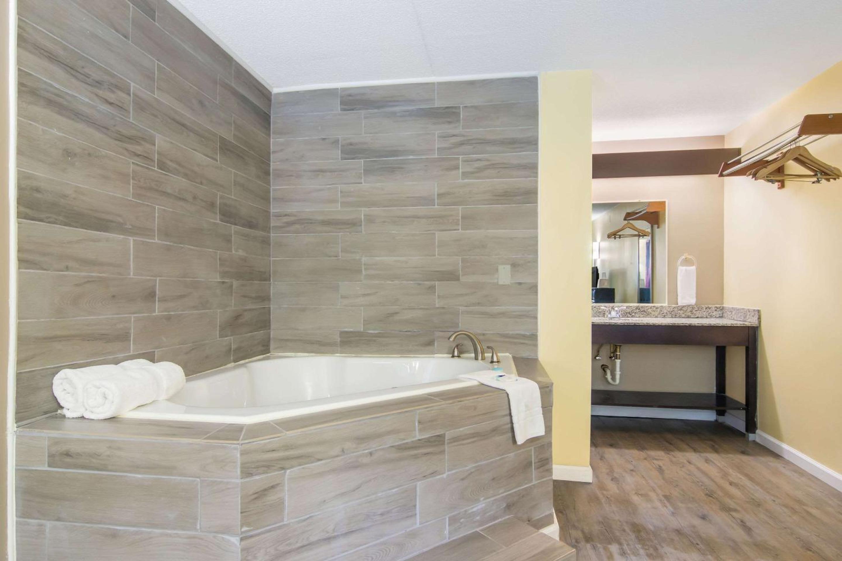 King Suite with Spa Bath - Photo 2