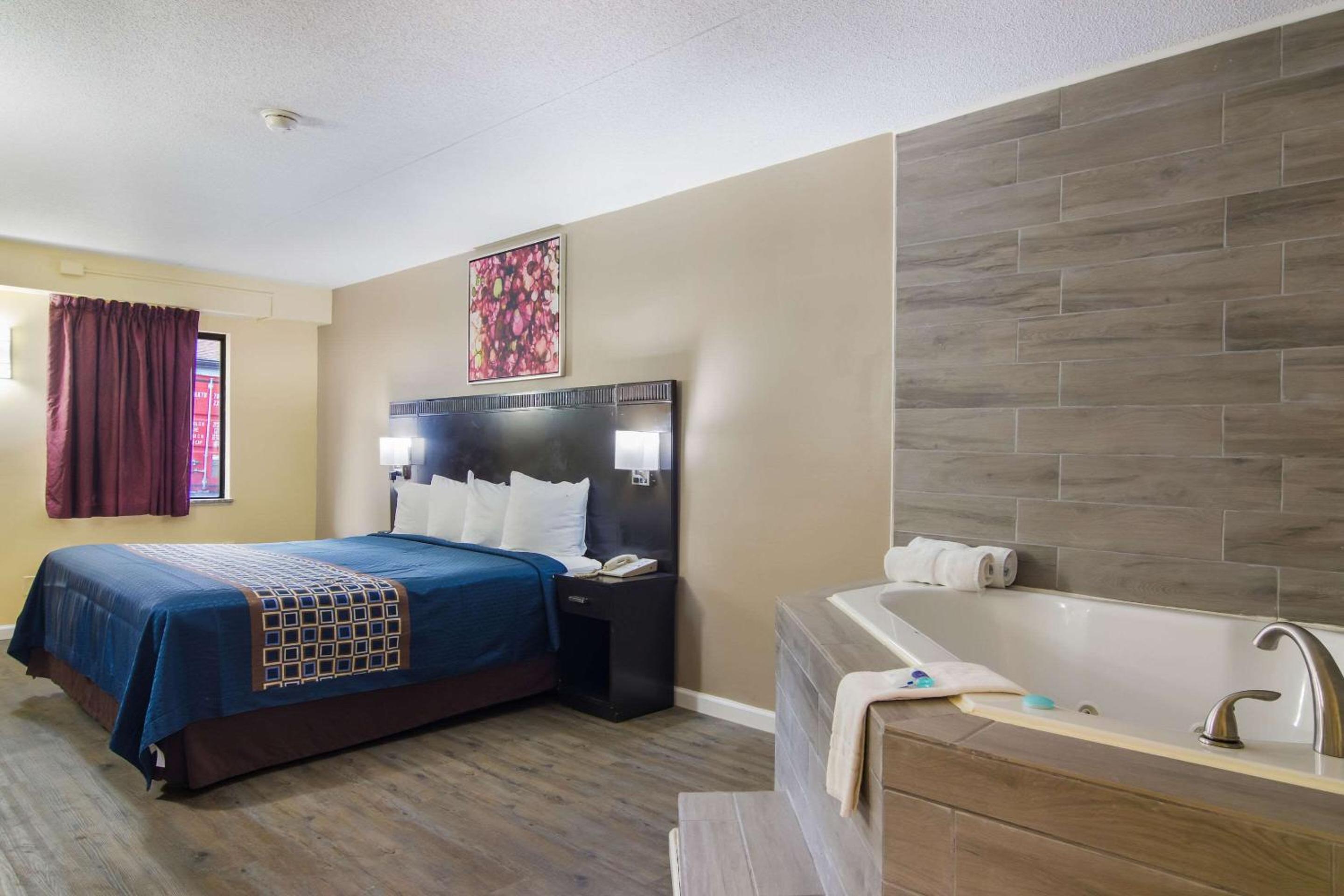 King Suite with Spa Bath - Photo 3