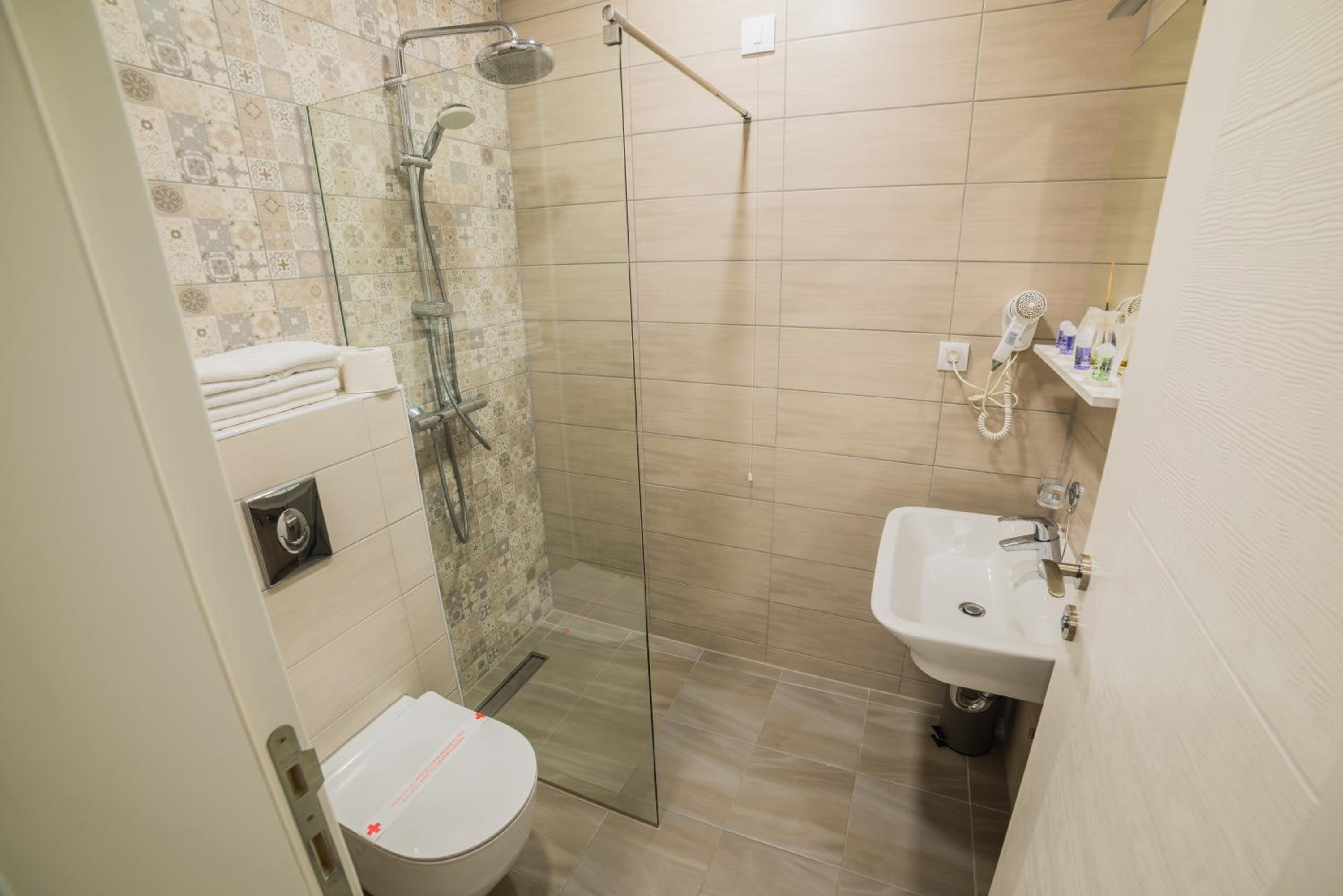 Double or Twin Room - Photo 10