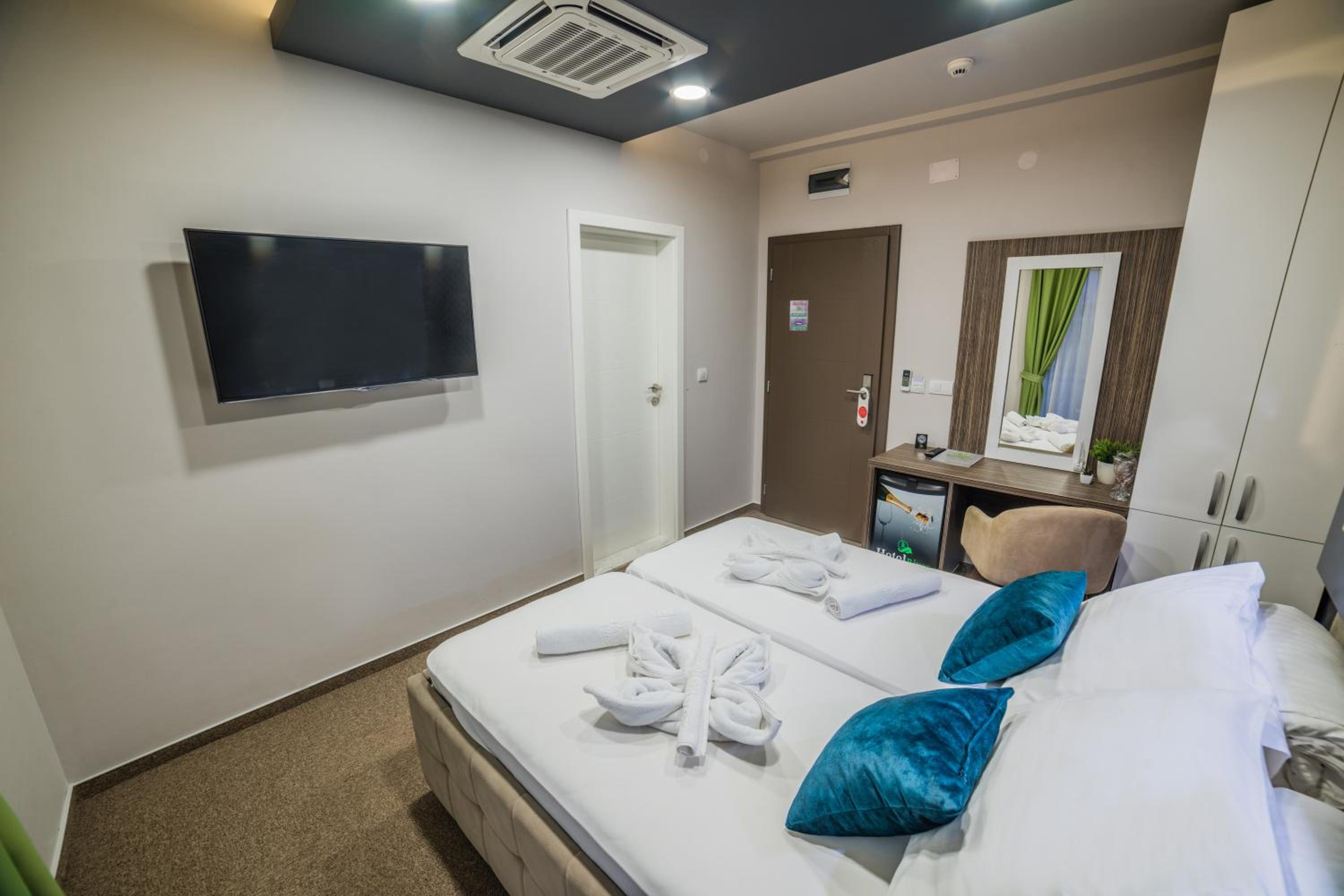 Double or Twin Room - Photo 4