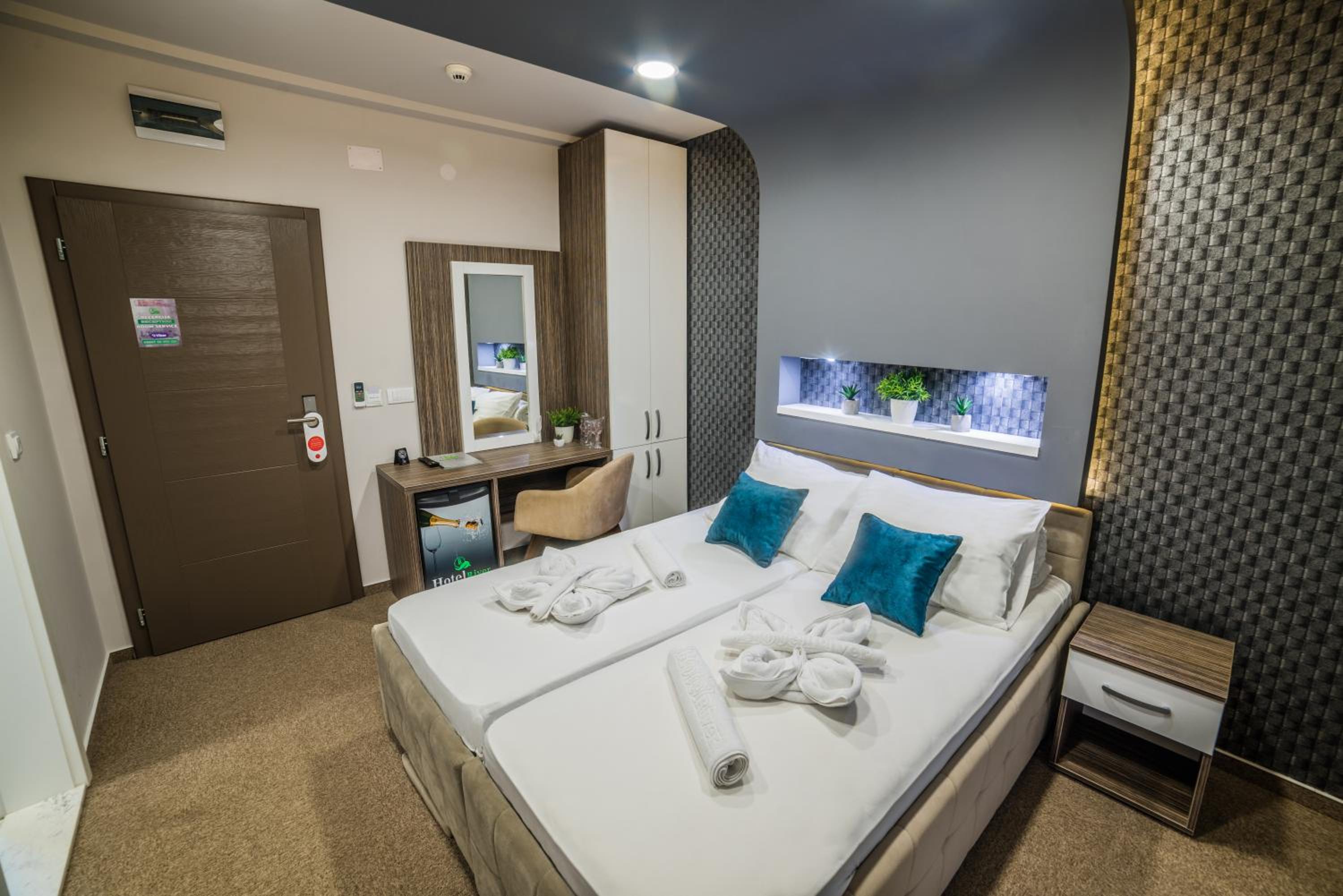Double or Twin Room - Photo 9
