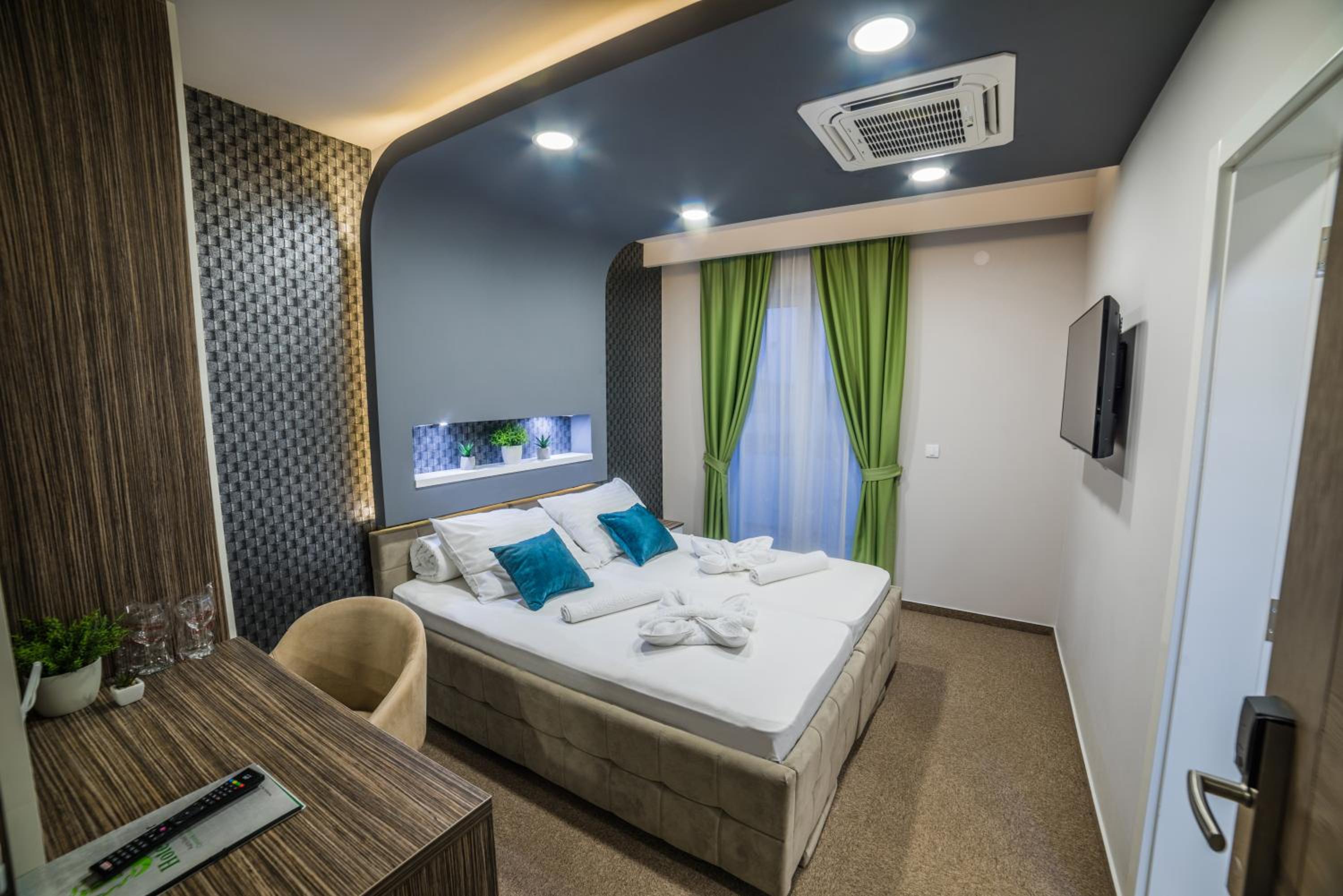 Double or Twin Room - Photo 7