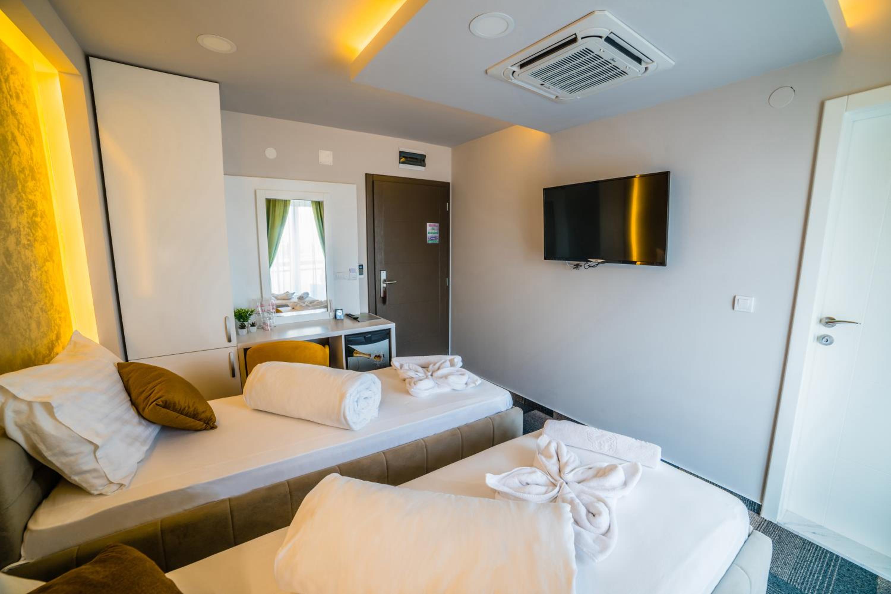 Double or Twin Room - Photo 11