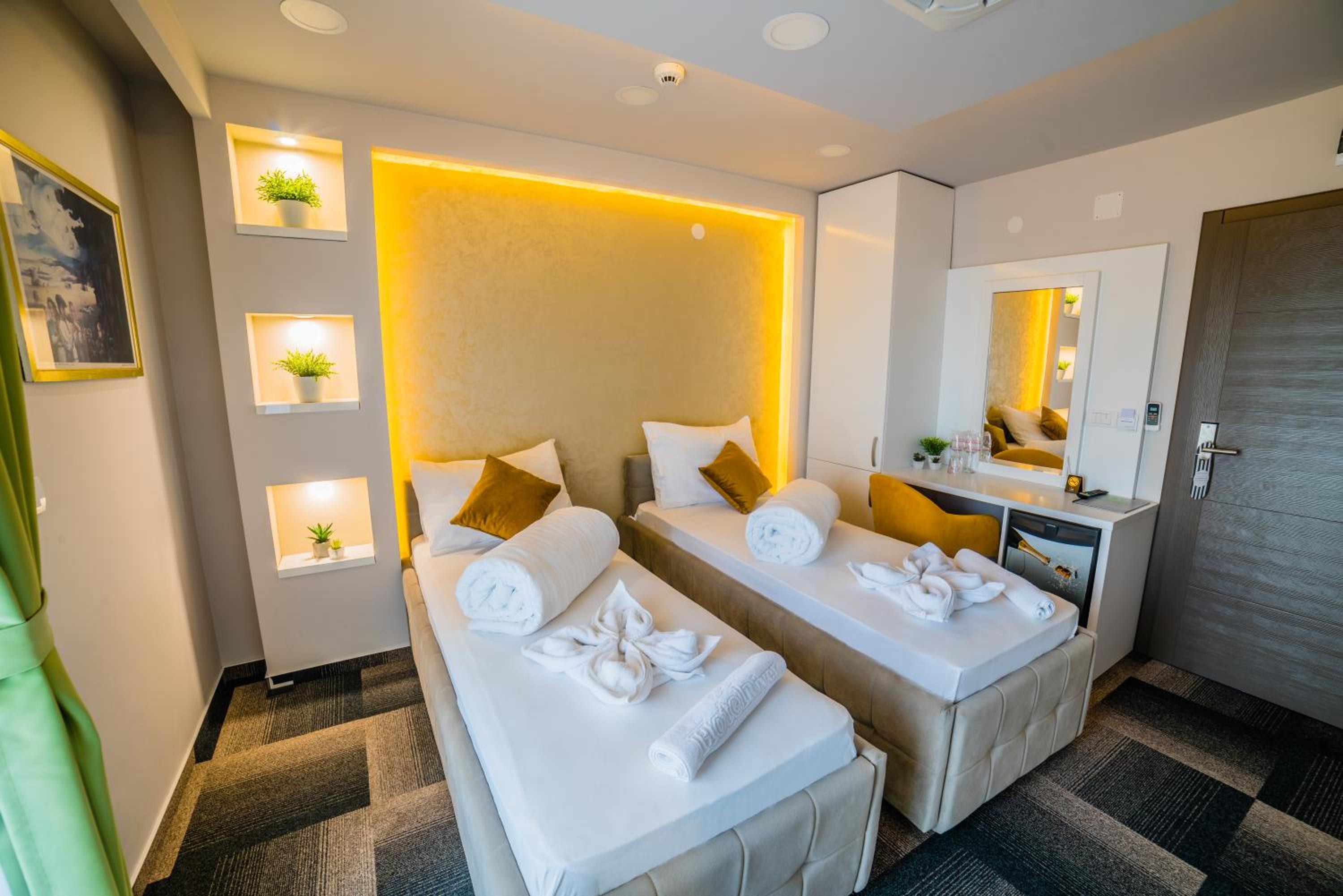 Double or Twin Room - Photo 8
