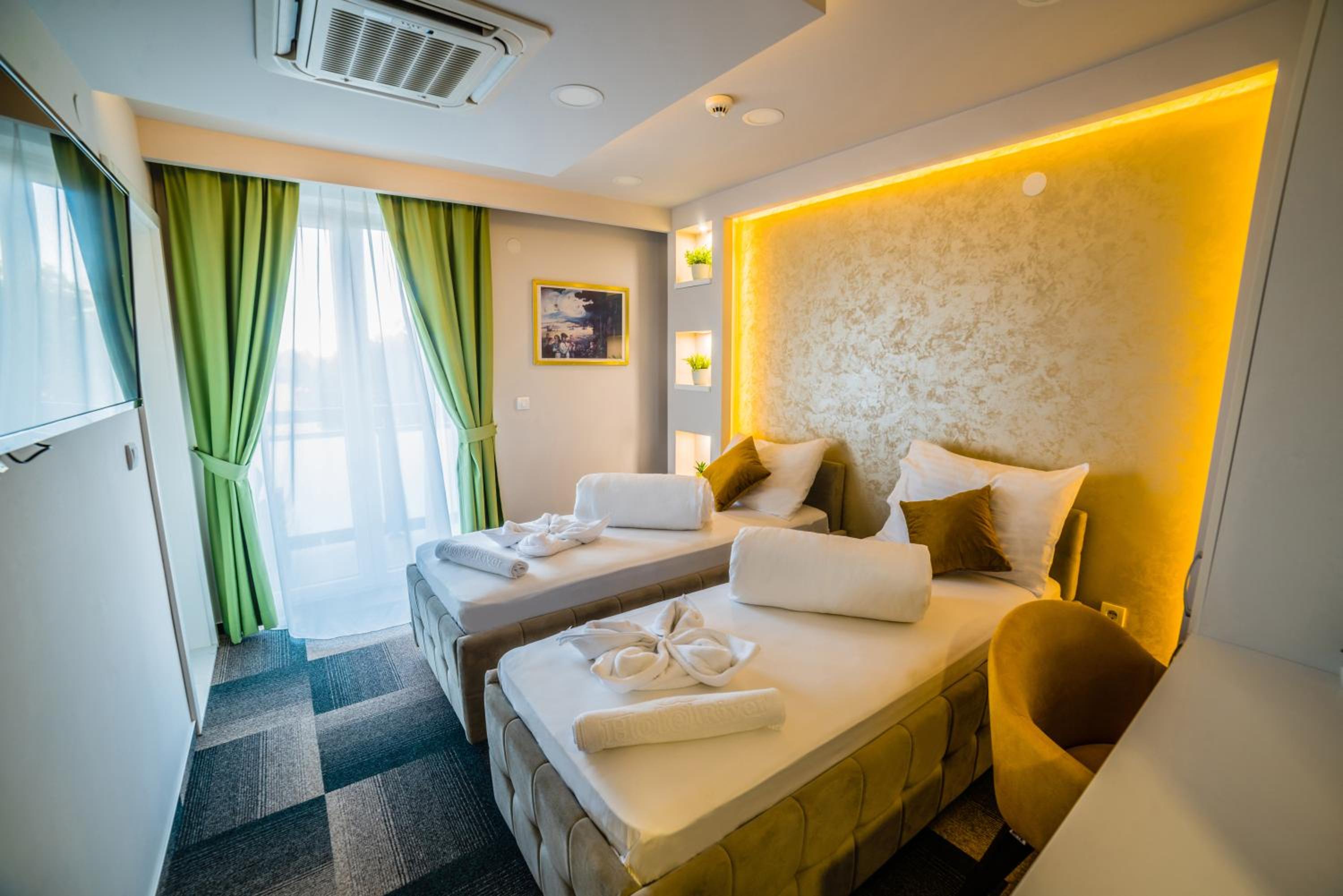 Double or Twin Room - Photo 12
