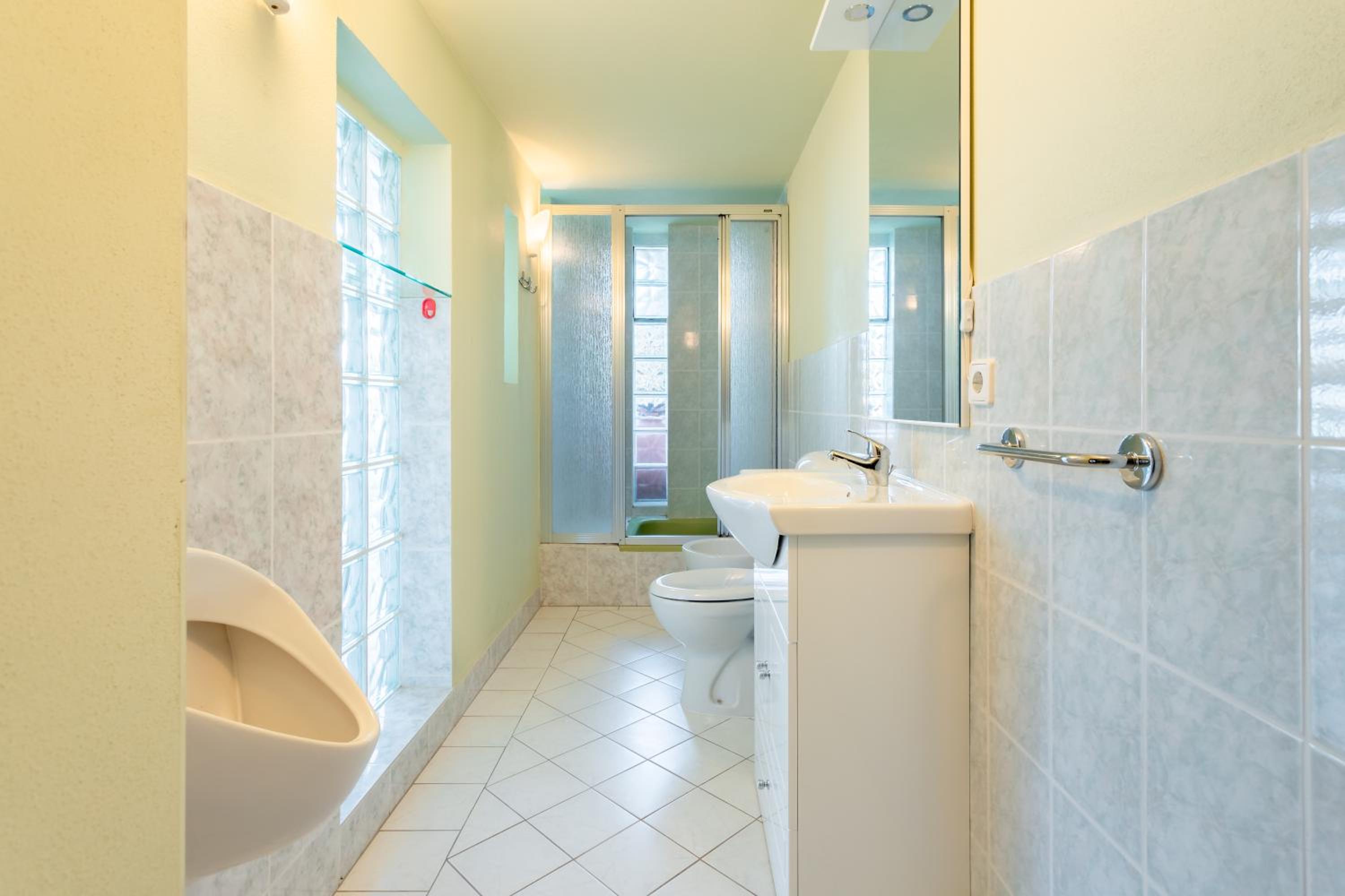 Five-Bedroom House - Photo 21