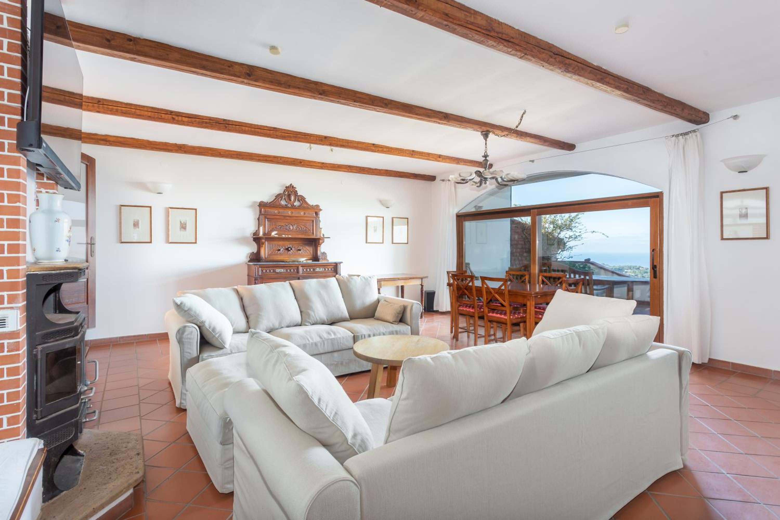 Five-Bedroom House - Photo 23