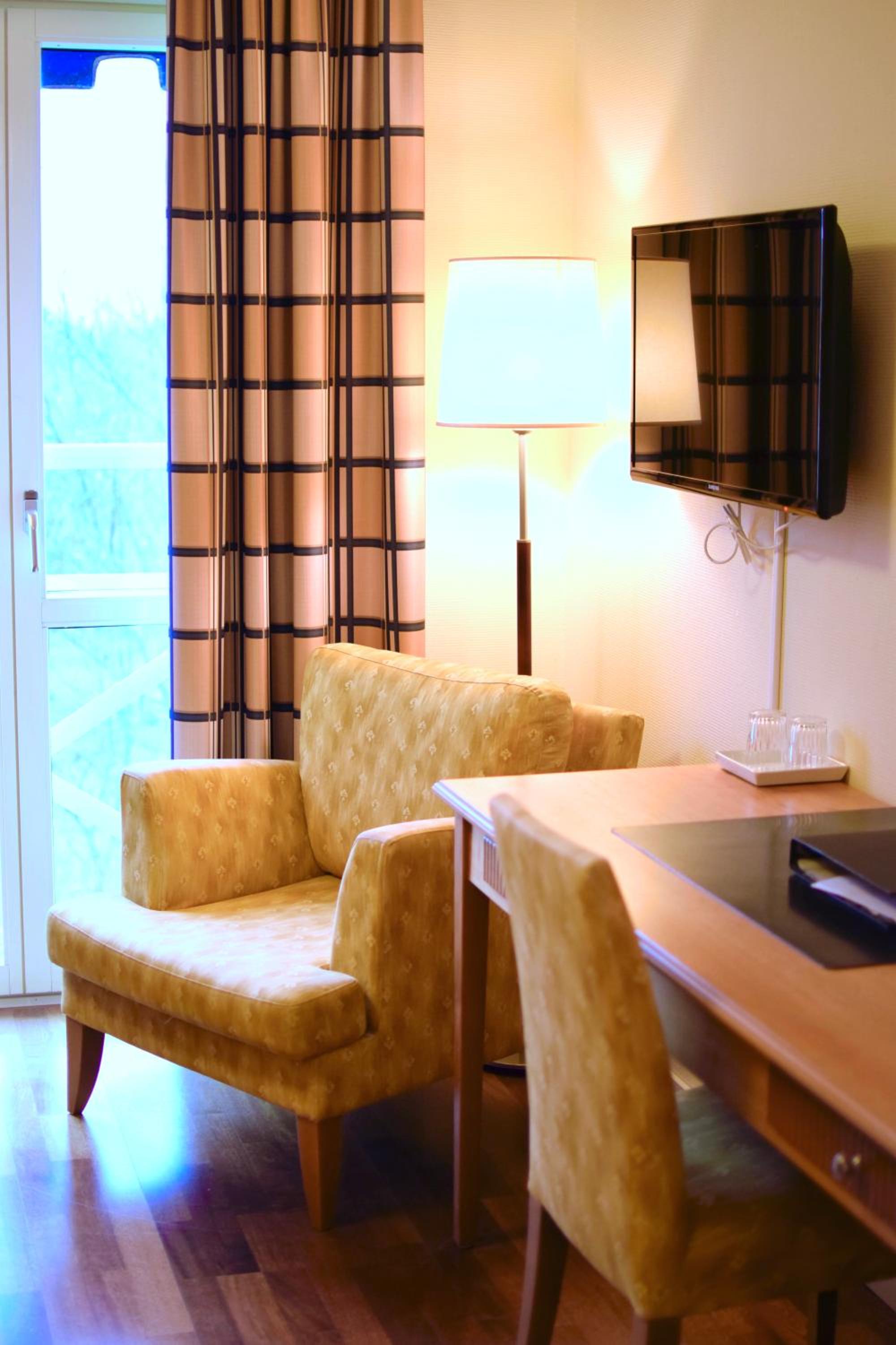 Hotel Room - Photo 3