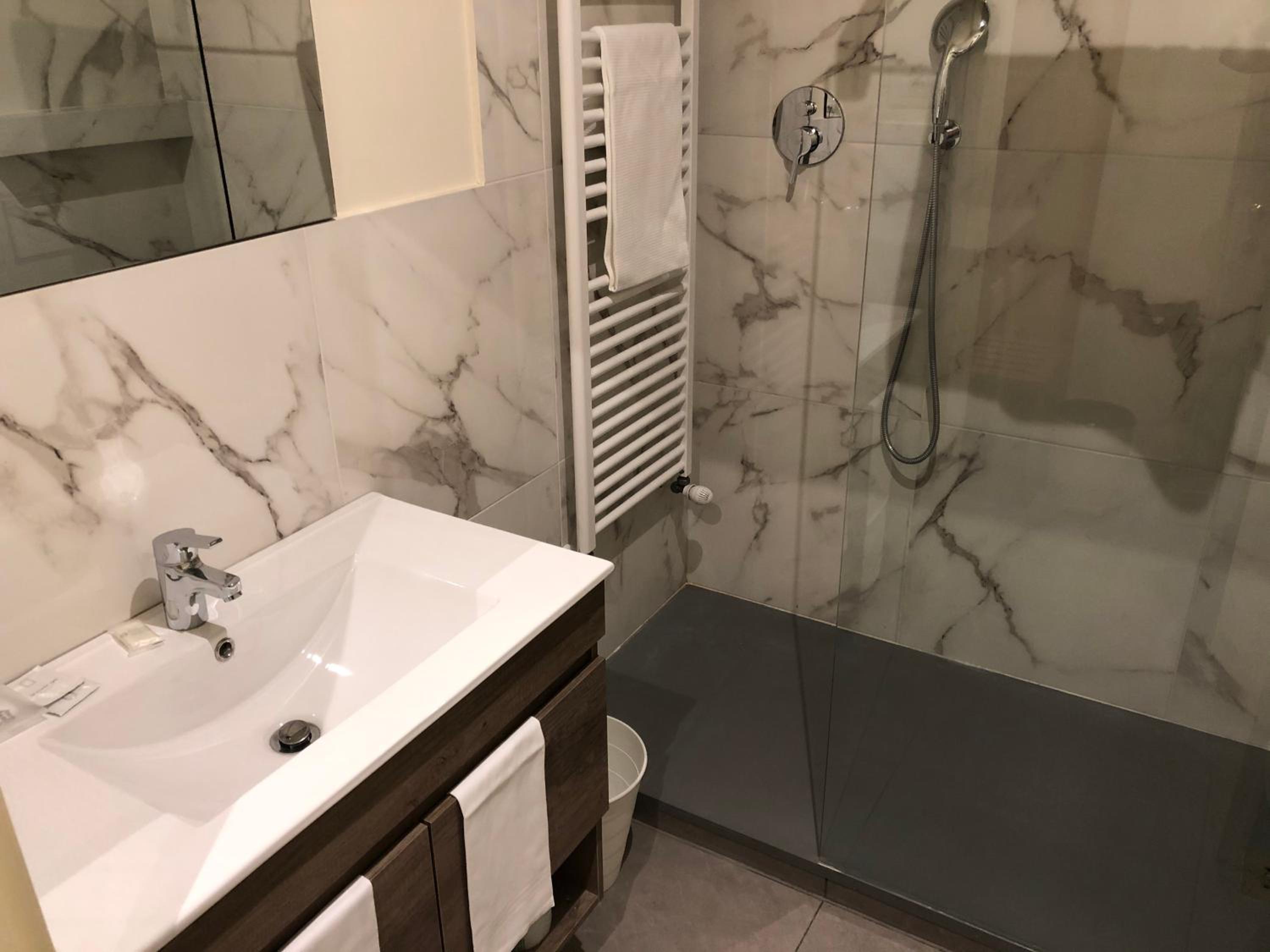 Double or Twin Room with Balcony - Photo 11
