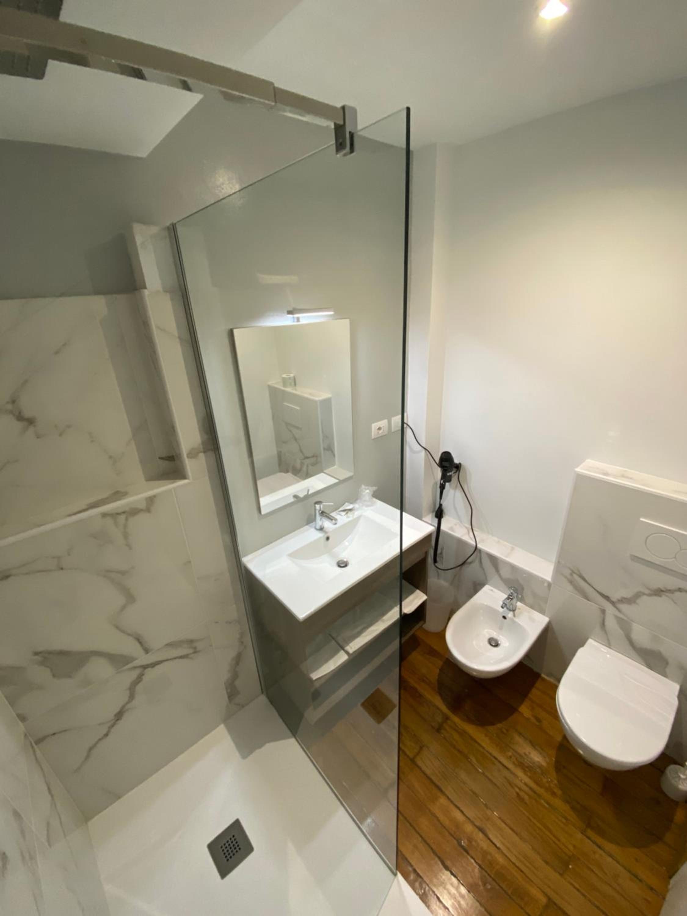 Double Room with Balcony - Photo 12