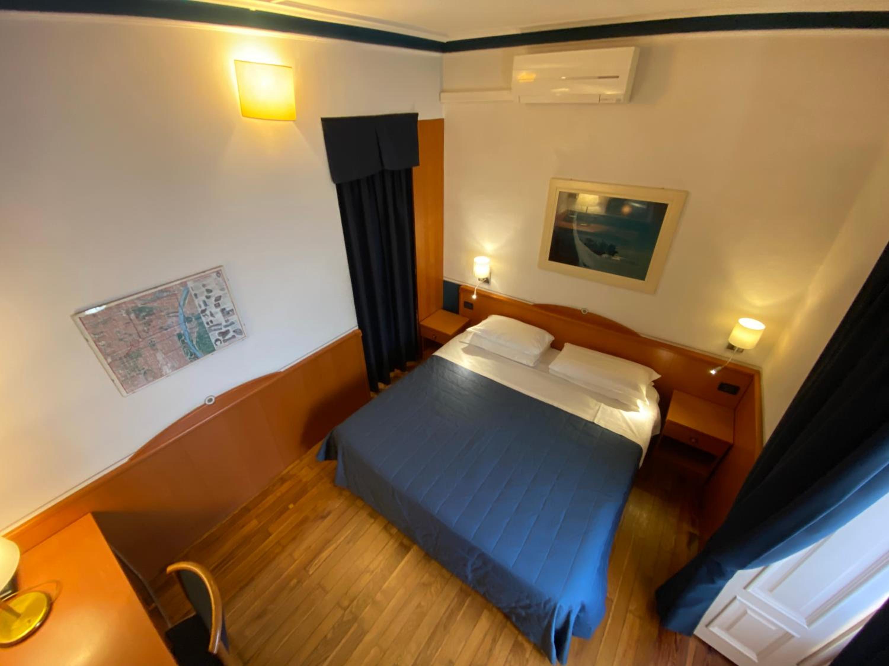 Double Room - Photo 12