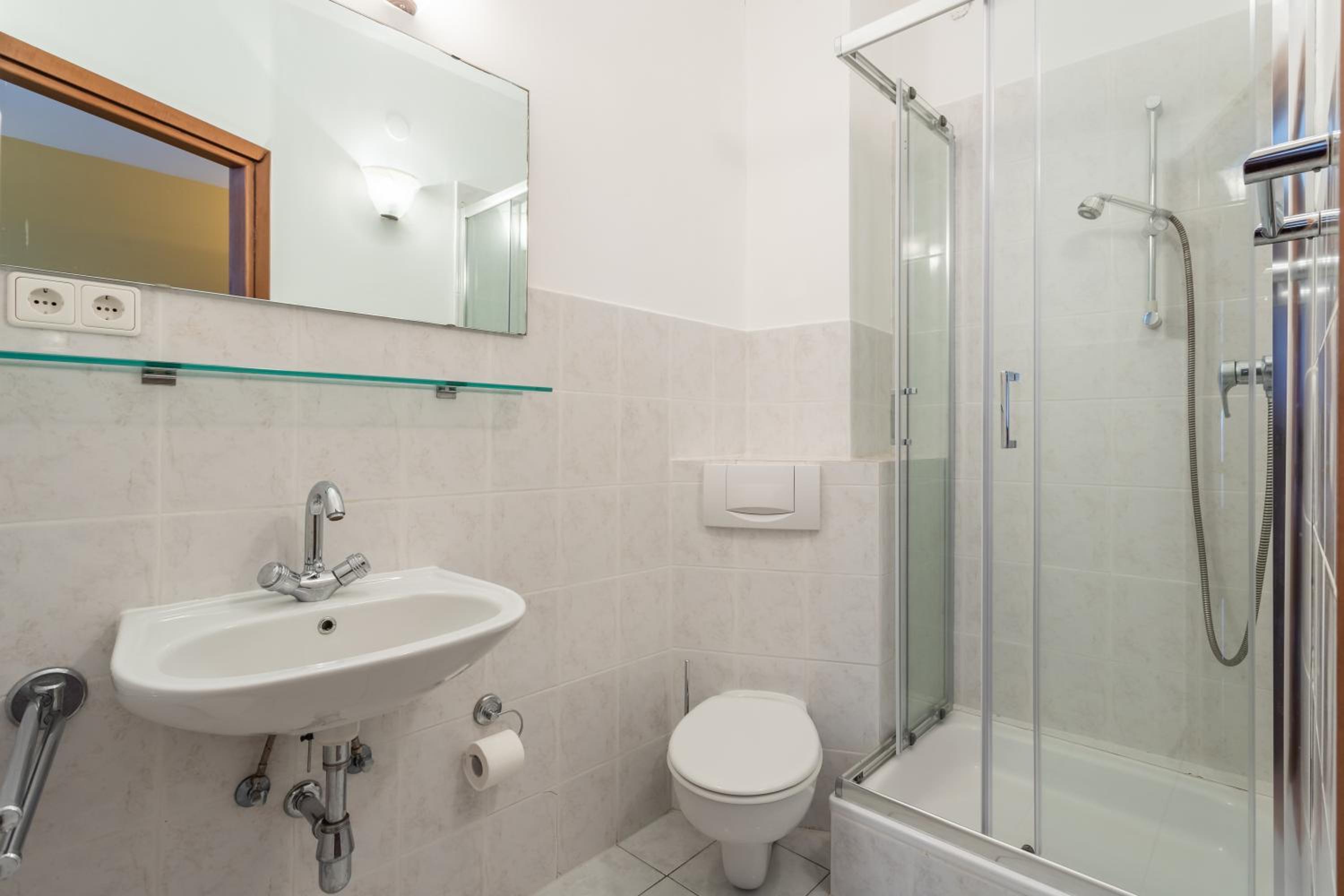 Five-Bedroom House - Photo 25