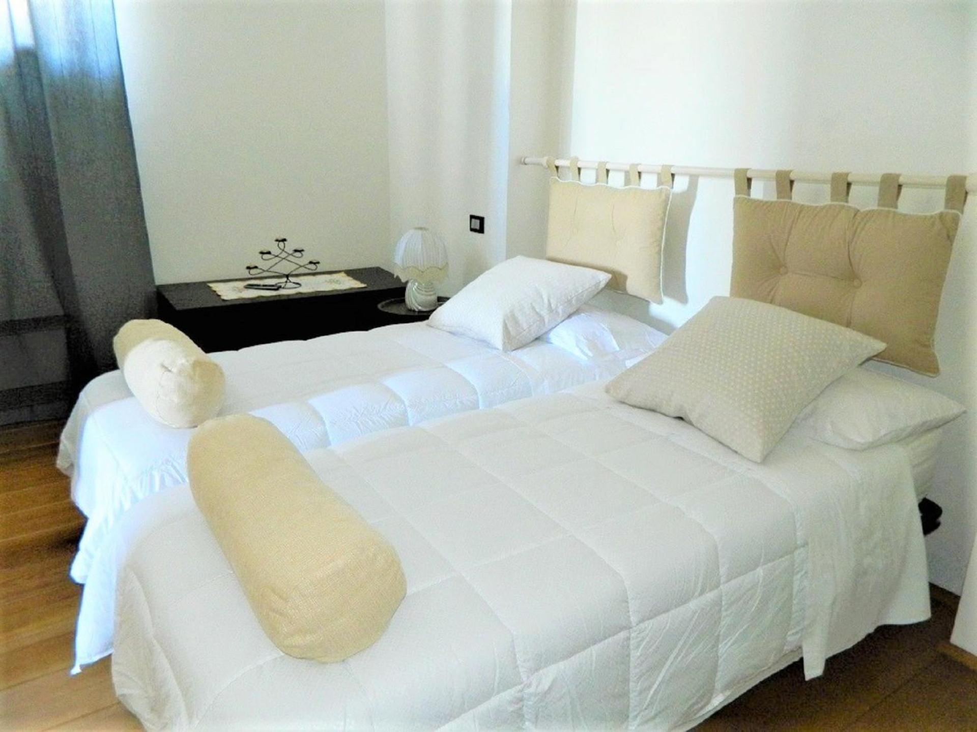 Deluxe Room (2 Adults + 1 Child) - Photo 3