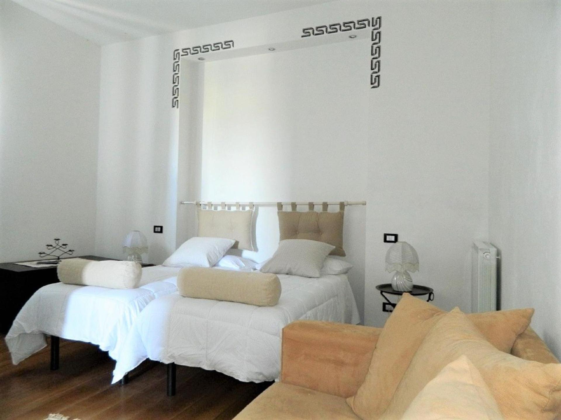 Deluxe Room (2 Adults + 1 Child) - Photo 4