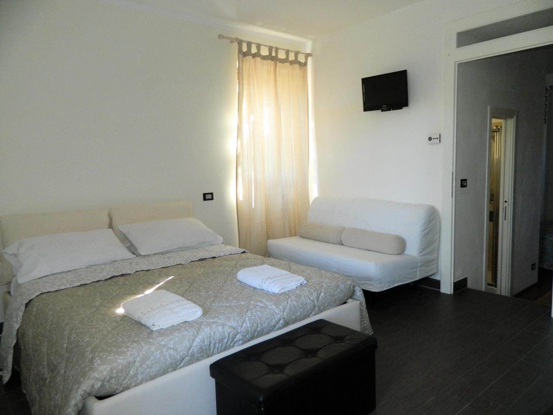 Deluxe Room (2 Adults + 1 Child)