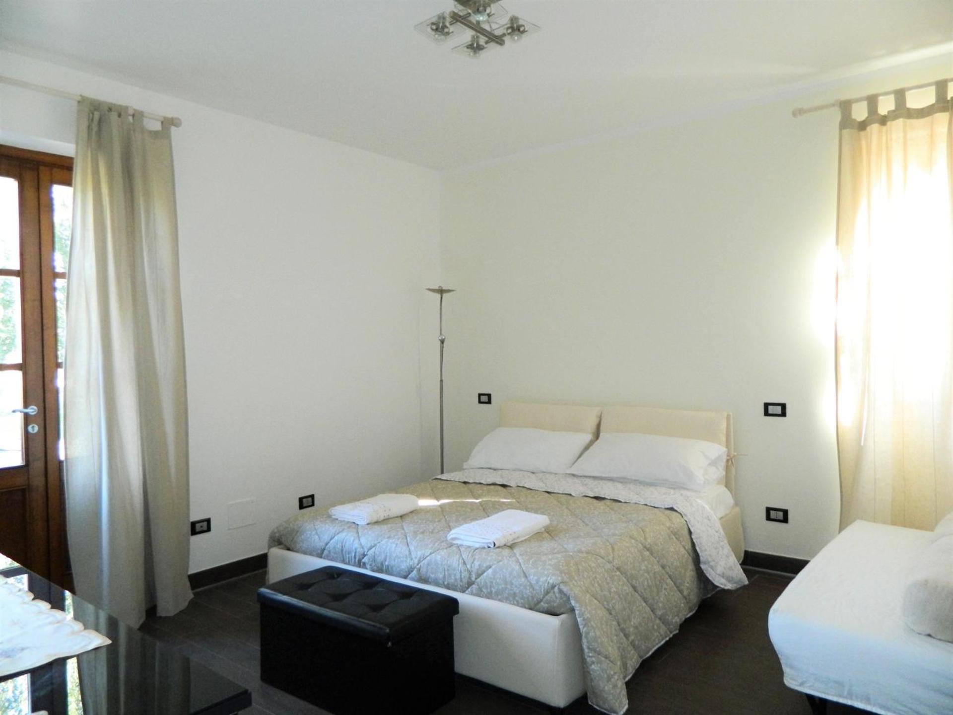 Deluxe Room (2 Adults + 1 Child) - Photo 2