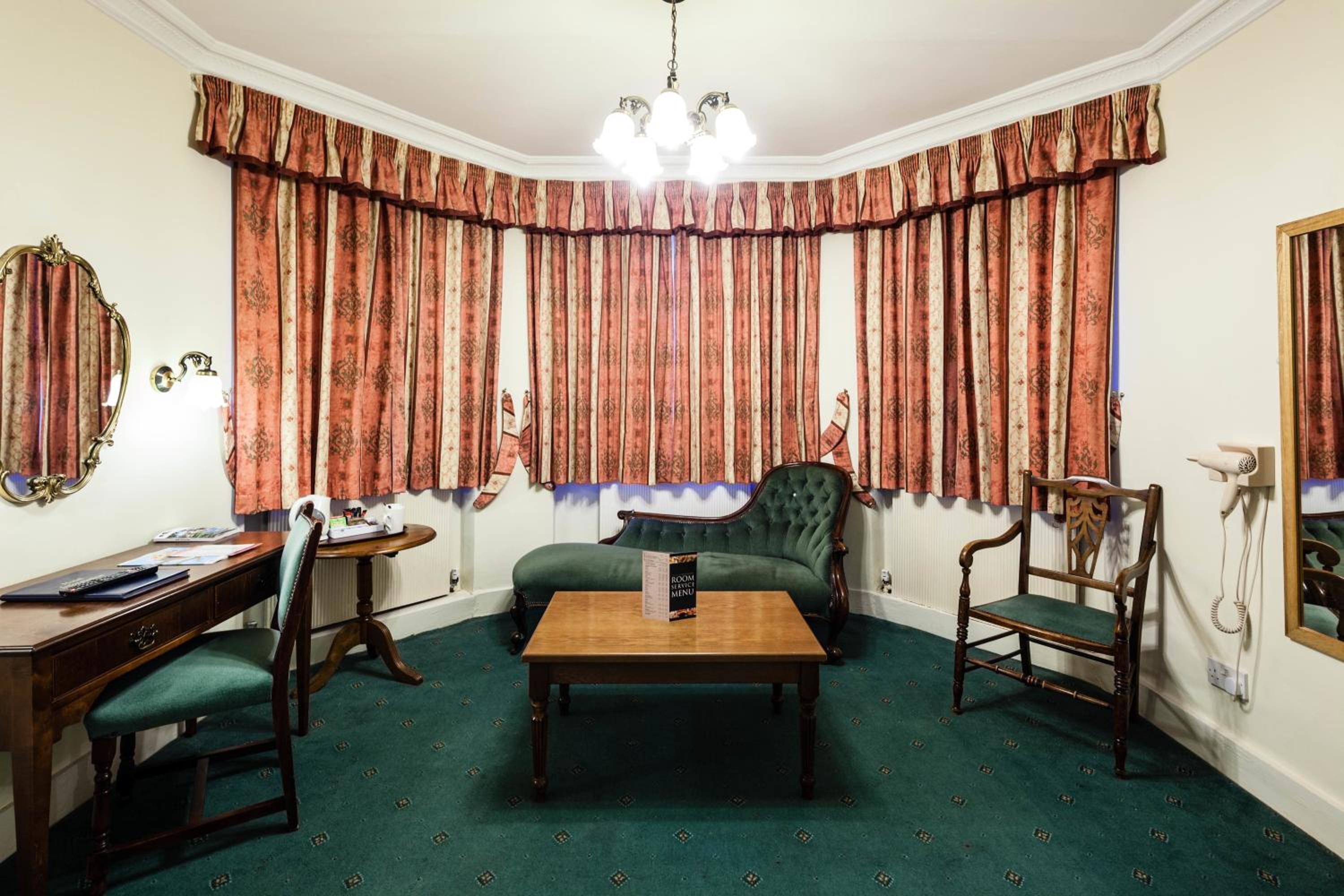 Family Room with One Double Bed and Two Single Beds - Non-Smoking photo 3