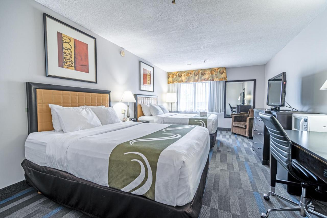 Queen Room with Two Queen Beds - Non-Smoking - Photo 4