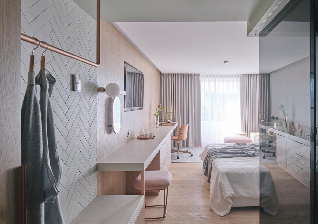 Premier Twin Bed Room with Balcony - Photo 4