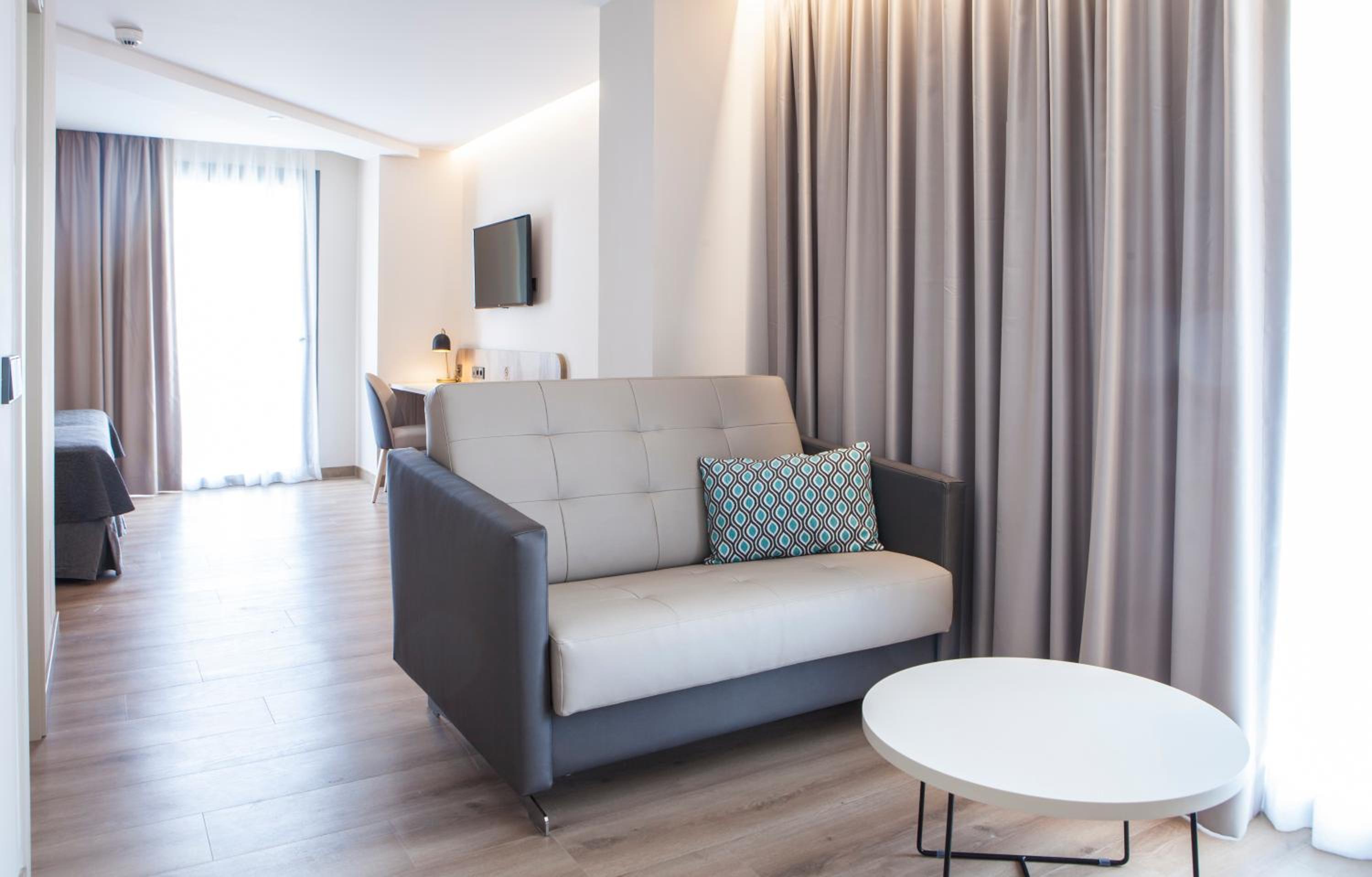 Junior Suite with Balcony - Photo 7