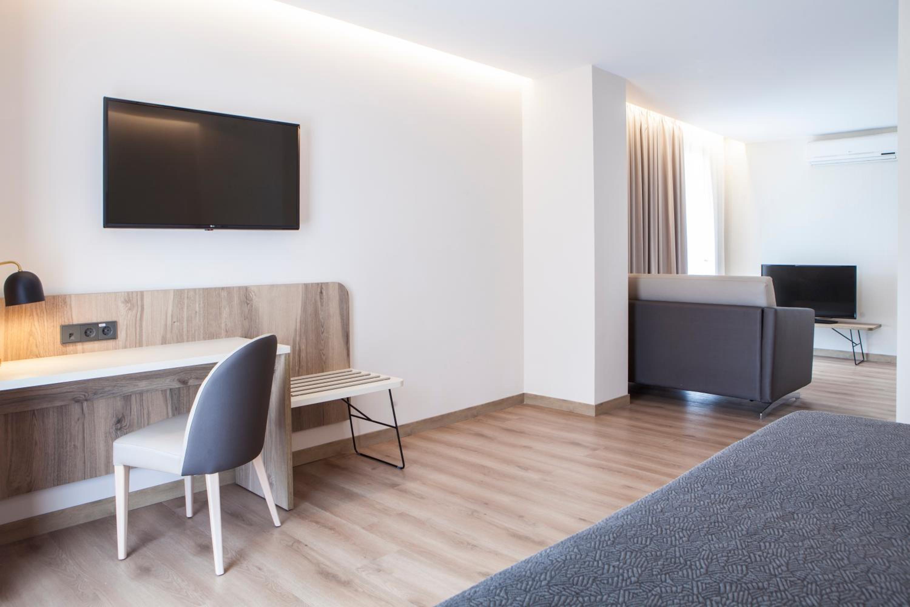 Junior Suite with Balcony - Photo 4