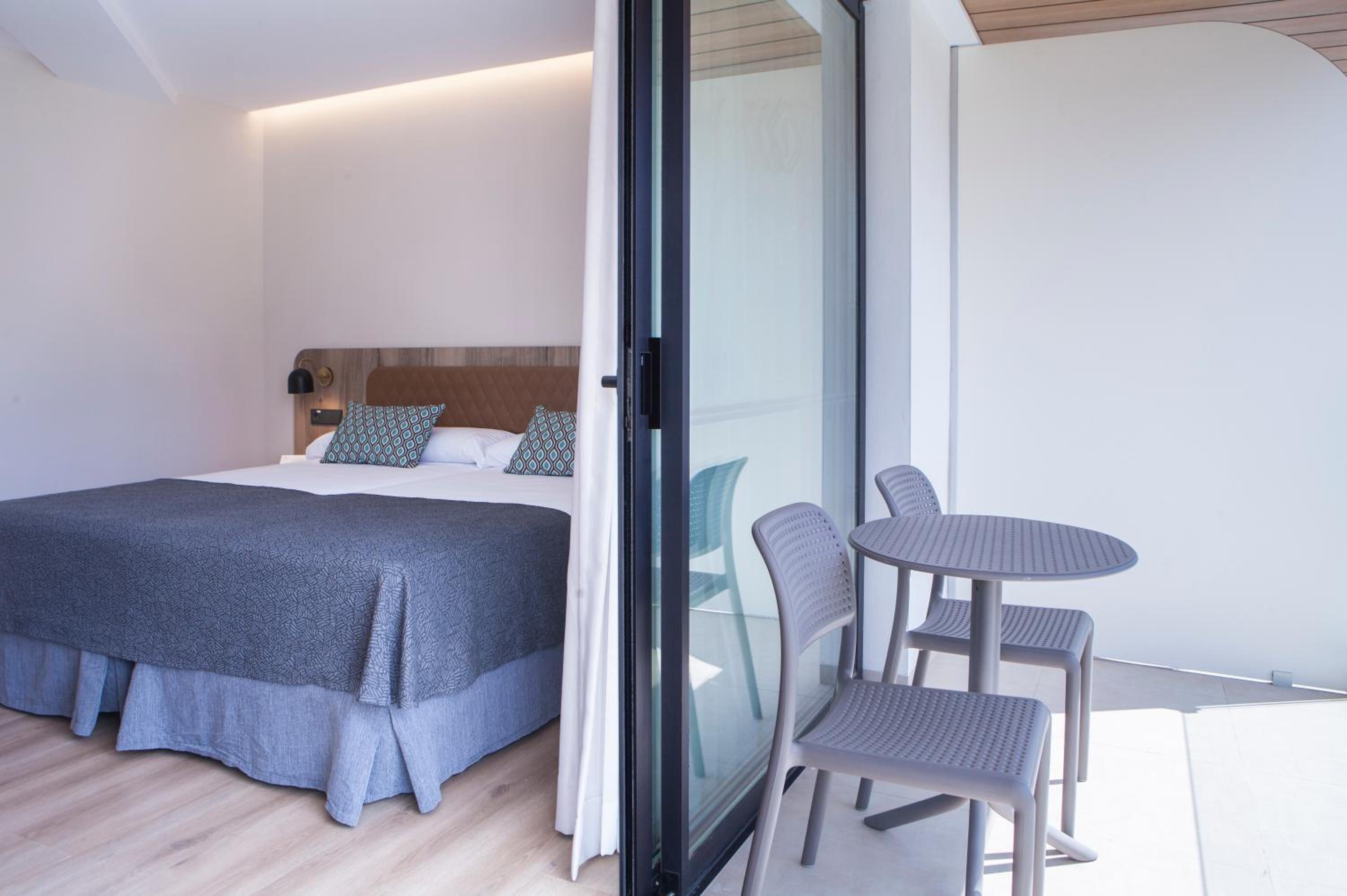 Junior Suite with Balcony - Photo 5