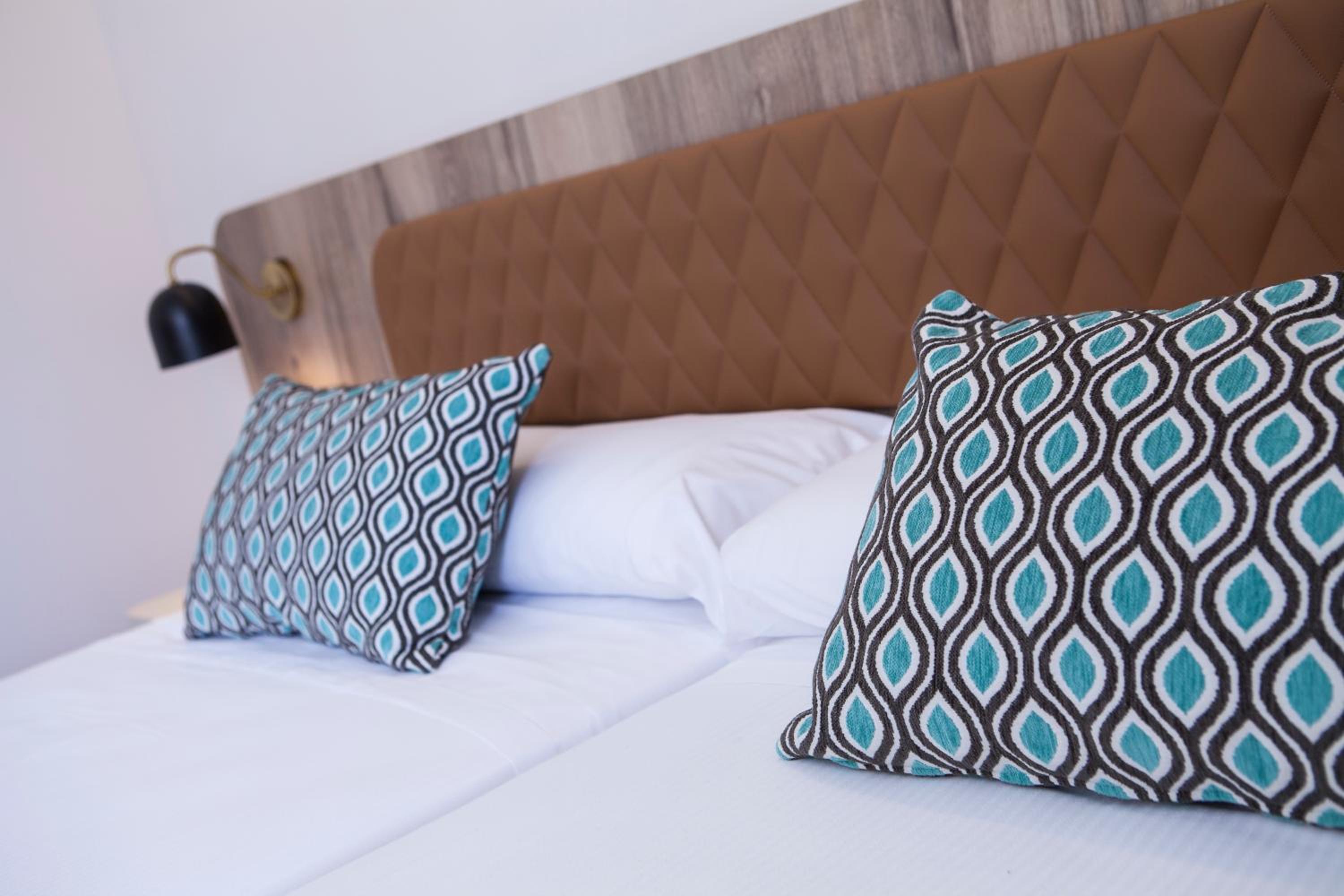 Junior Suite with Balcony - Photo 8