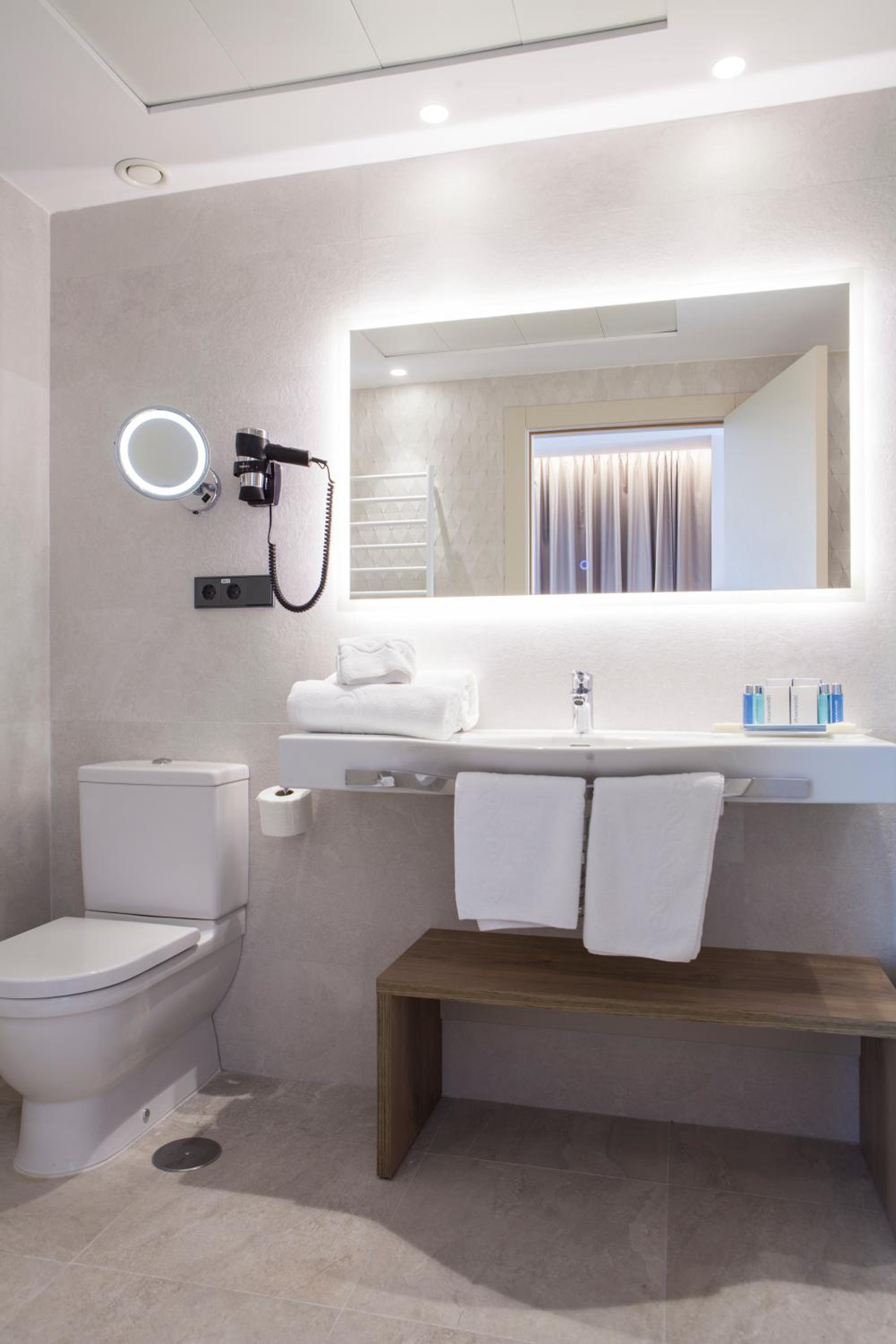 Junior Suite with Balcony - Photo 9