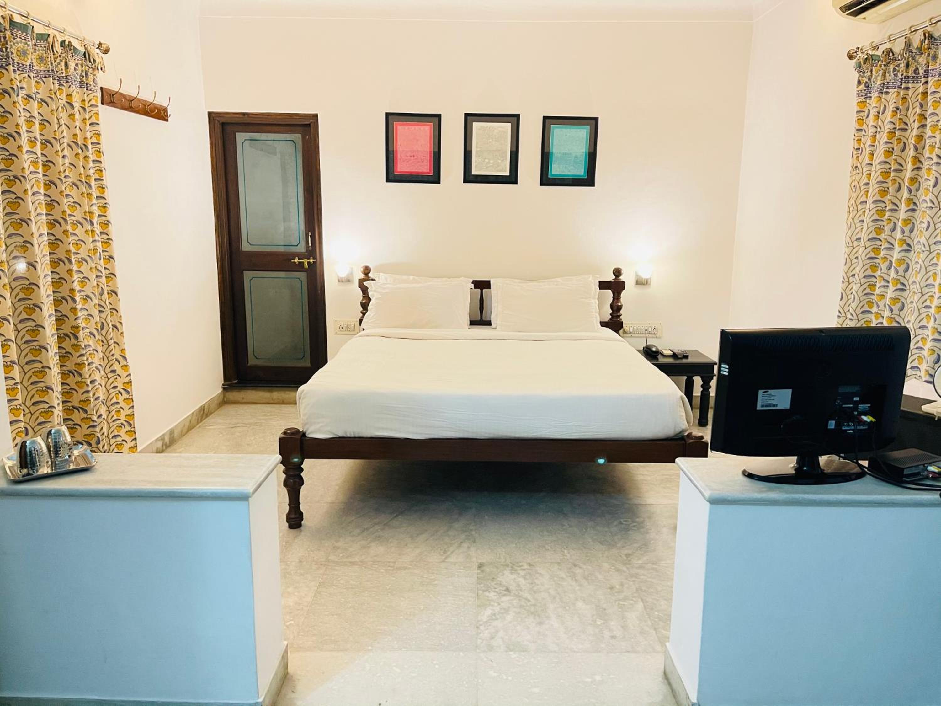 Standard Double or Twin Room - Photo 9